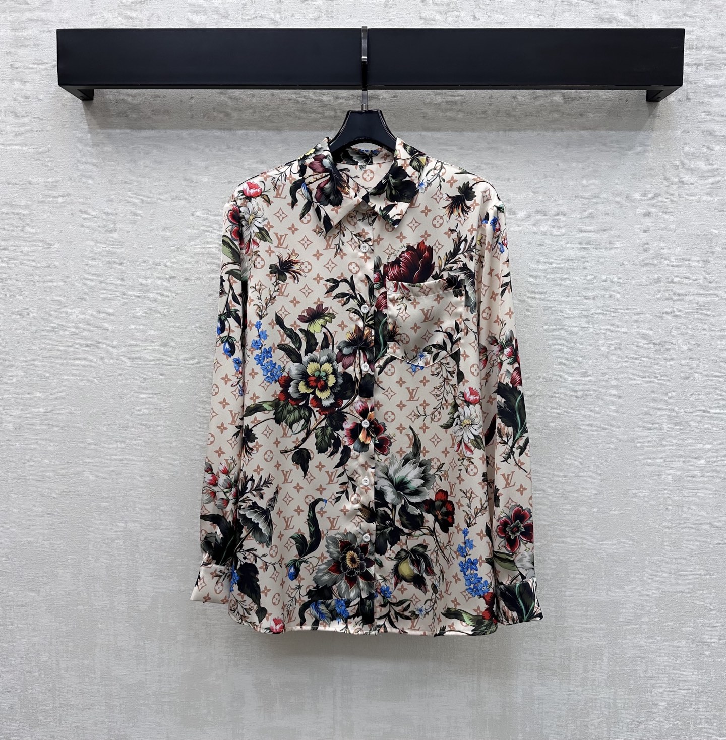 NO:796635,Louis Vuitto*2026 new arrivals dark pattern printed shirt. Customized YB imported twill material. Slim and comfortable. The iconic four-leaf clover letters are printed all over the body with dark jacquard elements and decorated with bright flower patterns. Highlight the brand tone. The placket buttons are adjusted to match the single-sided pocket decoration on the chest to add layering to the look. Surface accessories are developed. Regular lapel long-sleeved shirt tailoring. Can be matched with skirts from the same series. Easily manage high-end fashionable outfits for commuting and vacation. High version 2-color L,,louis  vuitton,skirts,shirts,19860909Louis Vuitto*2026新品上架暗纹印花衬衣 定制YB进口斜纹绸材质 垂顺舒适 通体满印标志性四叶草字母暗纹提花元素配合点缀鲜艳花朵图案 彰显品牌调性 开襟纽扣调节配合胸前单侧口袋装饰 增添造型层次感 面辅料开发 常规翻领长袖衬衫剪裁 可搭配同系列半裙 通勤度假轻松驾驭高级时髦穿搭  高版本2色L,,louis vuitton,skirts,shirts,,Women's clothing