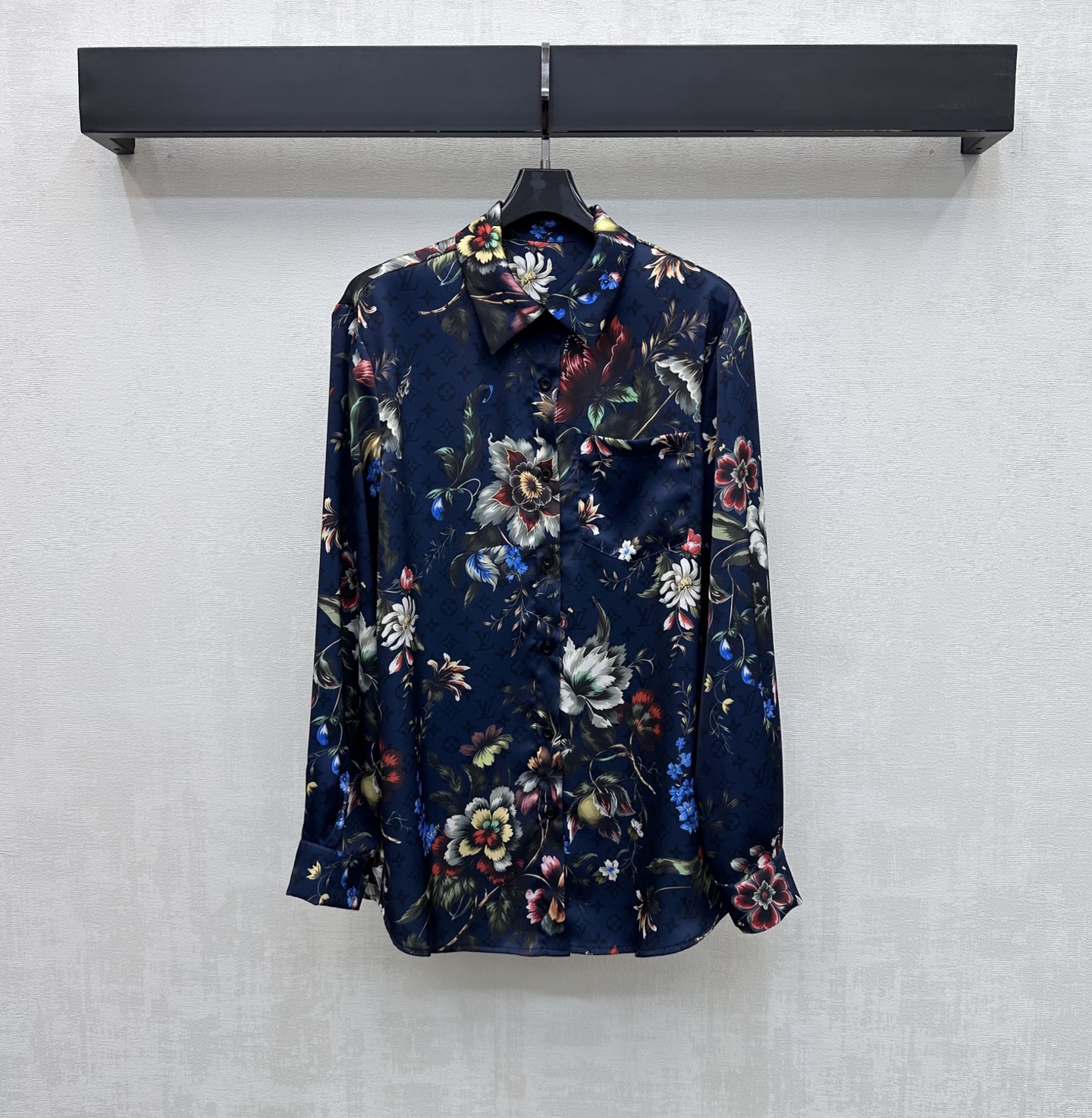 NO:796643,Louis Vuitto*2026 new arrivals dark pattern printed shirt. Customized YB imported twill material. Slim and comfortable. The iconic four-leaf clover letters are printed all over the body with dark jacquard elements and decorated with bright flower patterns. Highlight the brand tone. The placket buttons are adjusted to match the single-side pocket decoration on the chest to add layering to the look. Surface accessories are developed. Regular lapel long-sleeved shirt tailoring. Can be matched with skirts from the same series. Easily manage high-end fashionable outfits for commuting and vacation. High version 2 colors, Louis Vuitto  vuitton,skirts,shirts,19860909Louis Vuitto*2026新品上架暗纹印花衬衣 定制YB进口斜纹绸材质 垂顺舒适 通体满印标志性四叶草字母暗纹提花元素配合点缀鲜艳花朵图案 彰显品牌调性 开襟纽扣调节配合胸前单侧口袋装饰 增添造型层次感 面辅料开发 常规翻领长袖衬衫剪裁 可搭配同系列半裙 通勤度假轻松驾驭高级时髦穿搭  高版本2色,,louis vuitton,skirts,shirts,,Women's clothing
