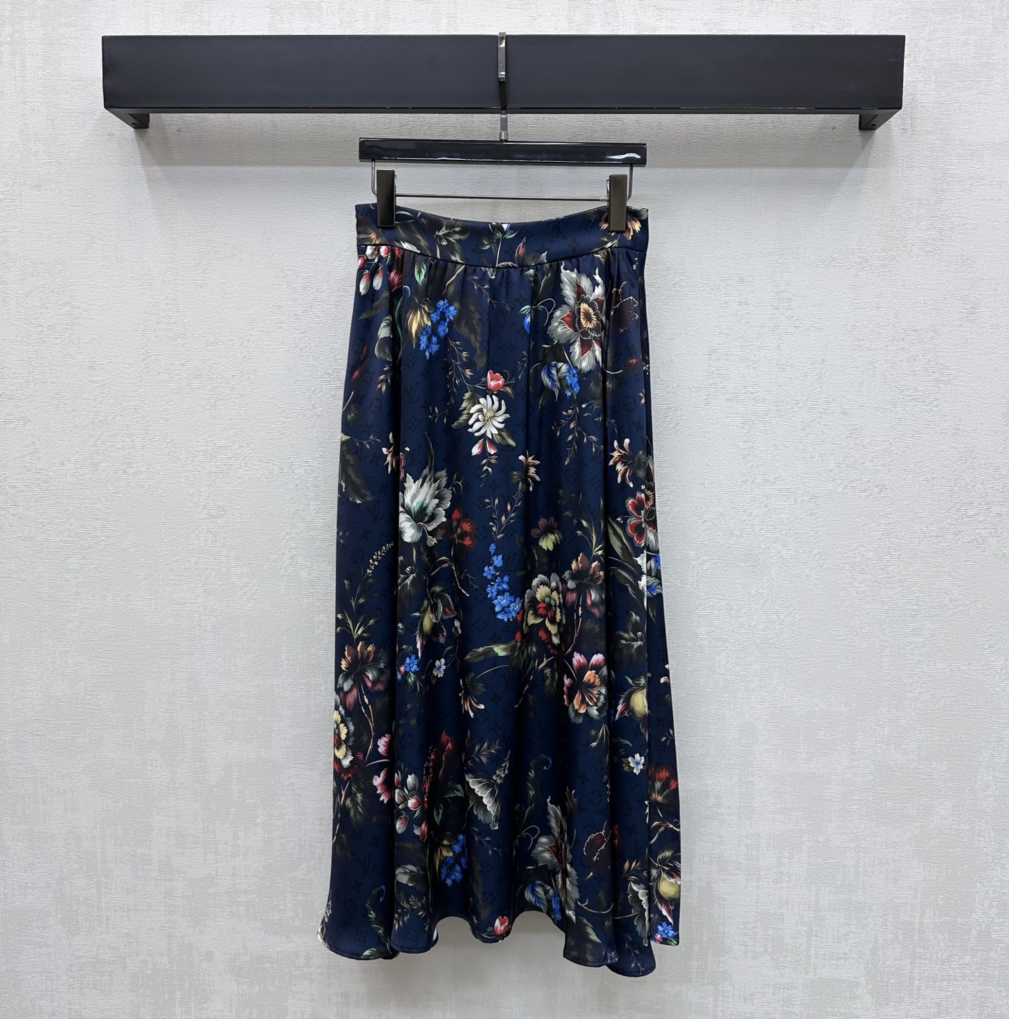 NO:796645,Louis Vuitto* 2026 new products are on sale. The dark pattern printed skirt is made of YB imported twill silk. It is draped and comfortable. The iconic four-leaf clover letter dark jacquard element is printed all over the body and is decorated with bright flower patterns to highlight the brand's tone. It is designed with a micro A-line pleated umbrella skirt to add a layered look. The upper body is full of French style. The development of surface accessories. The high-waisted pleated skirt can be matched with the same series of shirts. Easily manage high-end fashionable outfits for commuting and vacation.  High version 2 colors,,louis vuitton,skirts,19860909Louis Vuitto*2026新品上架暗纹印花半裙定制YB进口斜纹绸材质 垂顺舒适 通体满印标志性四叶草字母暗纹提花元素配合点缀鲜艳花朵图案 彰显品牌调性 配合微A字压褶伞状裙摆设计 增添造型层次感 上身充满法式风情气息 面辅料开发 高腰压褶半裙剪裁 可搭配同系列衬衣 通勤度假轻松驾驭高级时髦穿搭 高版本2色,,louis vuitton,skirts,,Women's clothing