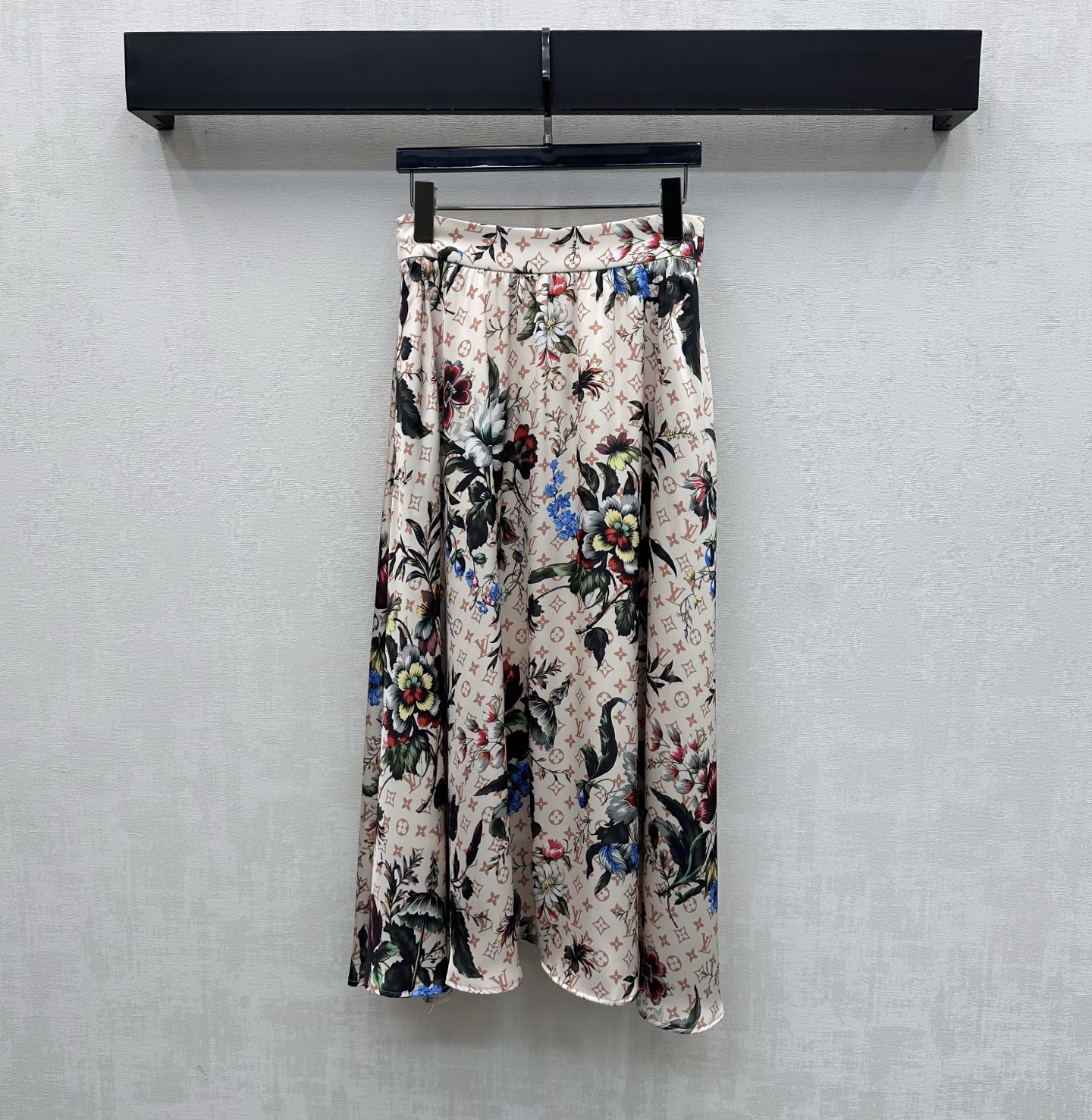 NO:796640,Louis Vuitto* 2026 new products are on sale. The dark pattern printed skirt is made of YB imported twill silk. It is draped and comfortable. The iconic four-leaf clover letter dark jacquard element is printed all over the body and is decorated with bright flower patterns to highlight the brand's tone. It is designed with a micro A-line pleated umbrella skirt to add a layered look. The upper body is full of French style. The development of surface accessories. The high-waisted pleated skirt can be matched with the same series of shirts. Easily manage high-end fashionable outfits for commuting and vacation.  High version 2 colors,,louis vuitton,skirts,19860909Louis Vuitto*2026新品上架暗纹印花半裙定制YB进口斜纹绸材质 垂顺舒适 通体满印标志性四叶草字母暗纹提花元素配合点缀鲜艳花朵图案 彰显品牌调性 配合微A字压褶伞状裙摆设计 增添造型层次感 上身充满法式风情气息 面辅料开发 高腰压褶半裙剪裁 可搭配同系列衬衣 通勤度假轻松驾驭高级时髦穿搭 高版本2色,,louis vuitton,skirts,,Women's clothing