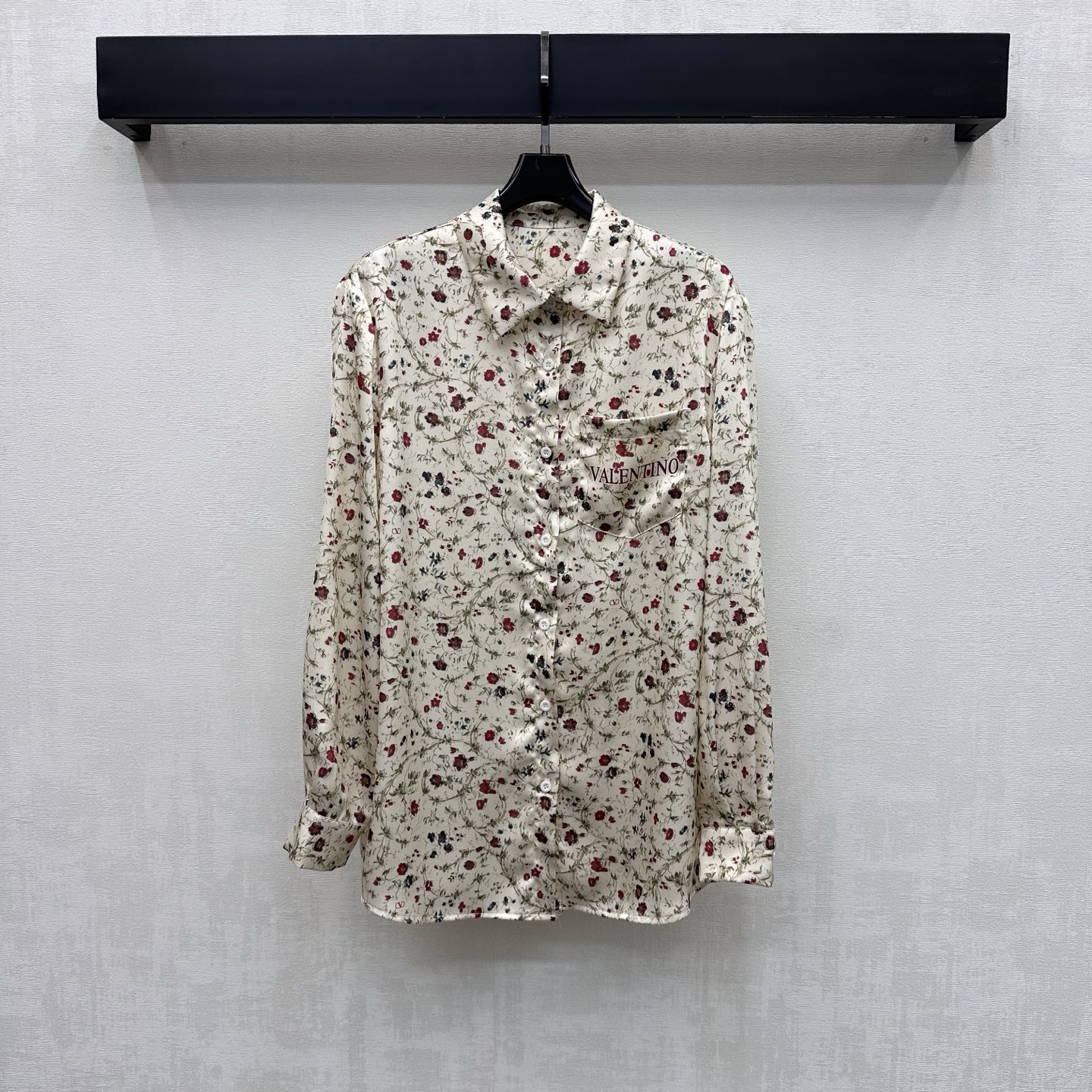 NO:796652,Valentin*2026 New Arrival Printed Lapel Shirt Made of YB Imported Twill Silk. It is smooth and comfortable. The whole body is printed with bright flower and branch prints to add layering to the look. It is decorated with iconic letters and logos on the edges of the pockets to highlight the brand tone. The placket buttons are adjusted to match the pocket decoration on one side of the chest to add layering to the look. Surface accessories are developed. Regular lapel long-sleeved shirts are cut. Can be paired with skirts from the same series. Easily manage high-end fashionable outfits for commuting and vacation.  High version 2 colors,,valentino,skirts,shirts,19860909Valentin*2026新品上架印花翻领衬衣定制YB进口斜纹绸材质 垂顺舒适 通体满印鲜艳花朵树枝印花图案 增添造型层次感 配合口袋边缘点缀标志性字母徽标装饰 彰显品牌调性 开襟纽扣调节配合胸前单侧口袋装饰 增添造型层次感 面辅料开发 常规翻领长袖衬衫剪裁 可搭配同系列半裙 通勤度假轻松驾驭高级时髦穿搭 高版本2色,,valentino,skirts,shirts,,Women's clothing