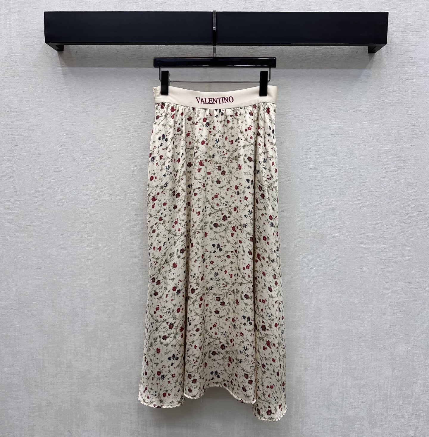NO:796654,Valentin*2026 new products are on the shelves. Printed pleated skirt is made of YB imported twill silk material. It is drapey and comfortable. The whole body is printed with bright flower and branch prints to add layering to the look. It is decorated with the iconic letter logo on the waistband to highlight the brand tone. Slight A-line pleated umbrella skirt design adds layering to the look. The upper body is full of French style. The development of surface accessories. The high-waisted pleated skirt can be matched with the same series of shirts. Easily manage high-end fashionable outfits for commuting and vacation.  high version,,valentino,skirts,19860909Valentin*2026新品上架印花压褶半裙定制YB进口斜纹绸材质 垂顺舒适 通体满印鲜艳花朵树枝印花图案 增添造型层次感 配合腰头标志性字母徽标装饰 彰显品牌调性 微A字压褶伞状裙摆设计 增添造型层次感 上身充满法式风情气息 面辅料开发 高腰压褶半裙剪裁 可搭配同系列衬衣 通勤度假轻松驾驭高级时髦穿搭 高版本,,valentino,skirts,,Women's clothing