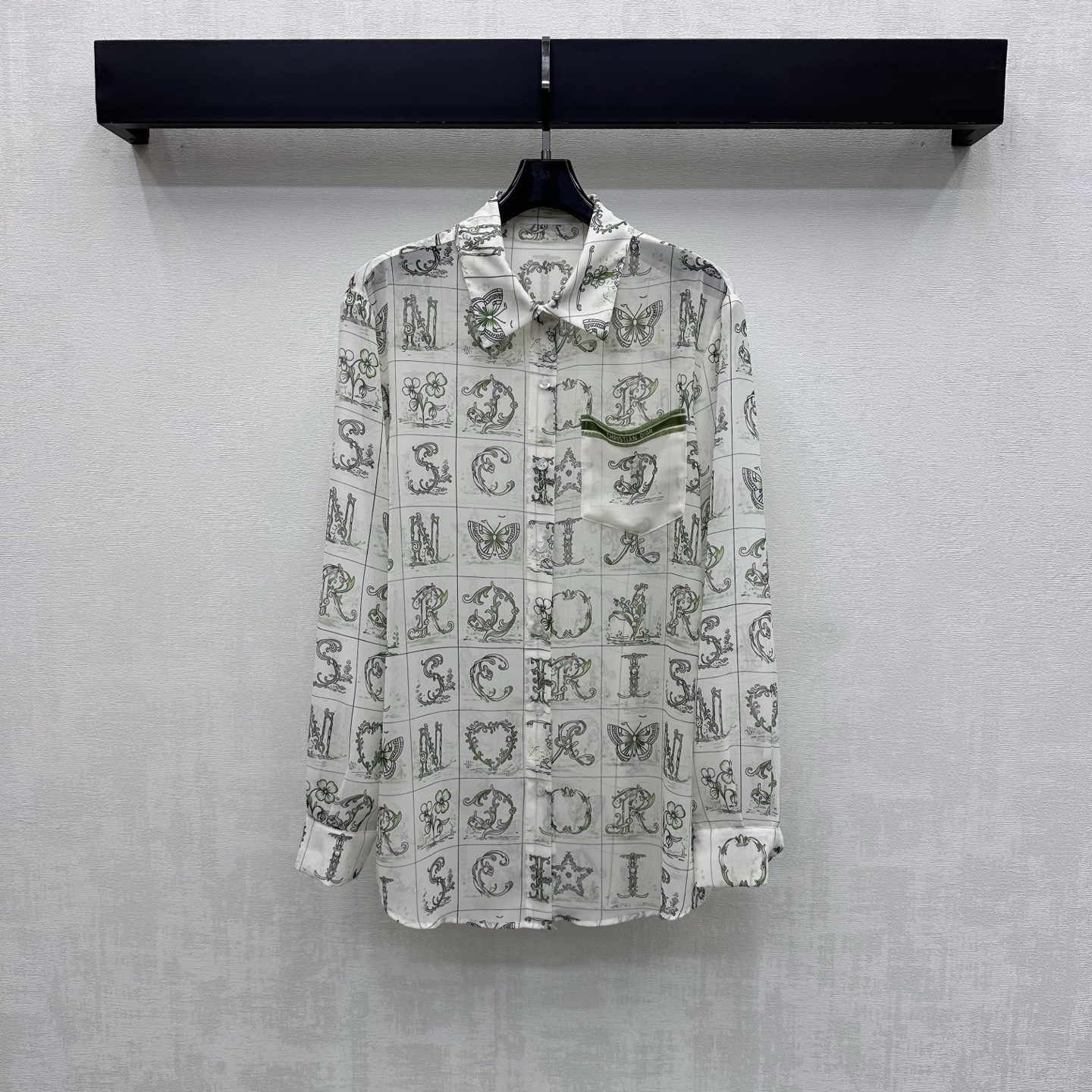 NO:796646,Dio*2026 new product launch letter printed tulle shirt, customized YB imported light sheer material, breathable, comfortable and delicate, all-over printed iconic letter elements, echoing the printed letter details on the edge of the pocket, highlighting the brand tone. The placket button adjustment matches the unilateral pocket decoration on the chest, adding layering to the look. Surface accessories development, regular lapel long-sleeved shirt tailoring, can be matched with the same series of skirts, easy to wear for commuting and vacation, high version 2 colors, dior, skirts, shirts,19860909Dio*2026新品上架字母印花薄纱衬衣定制YB进口轻薄透纱材质 透气舒适细腻 通体满印花体标志性字母元素 呼应口袋边缘印花字母细节 彰显品牌调性 开襟纽扣调节配合胸前单侧口袋装饰 增添造型层次感 面辅料开发 常规翻领长袖衬衫剪裁 可搭配同系列半裙 通勤度假轻松驾驭穿搭  高版本2色,,dior,skirts,shirts,,Women's clothing
