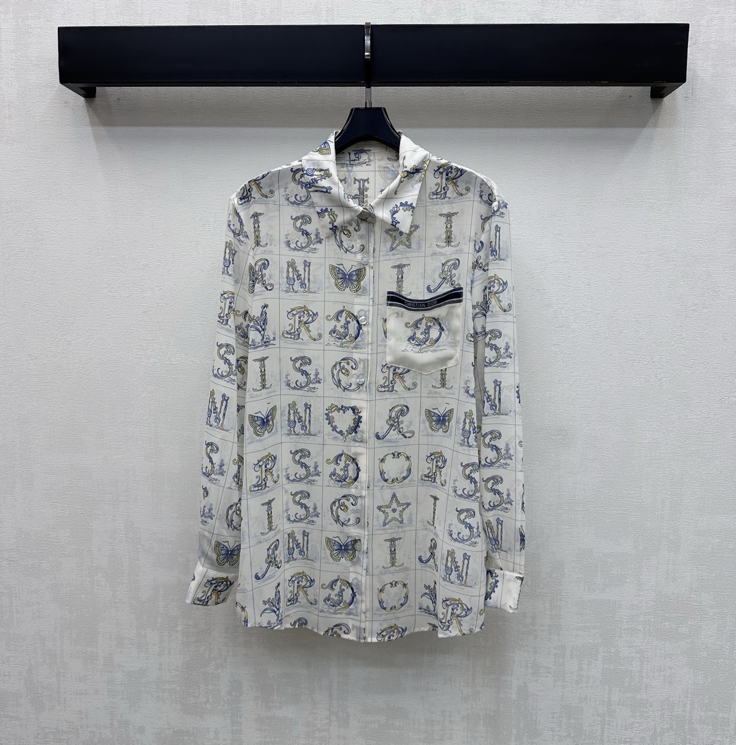 NO:796636,Dio*2026 new product launch letter printed tulle shirt, customized YB imported light sheer material, breathable, comfortable and delicate, all-over printed iconic letter elements, echoing the printed letter details on the edge of the pocket, highlighting the brand tone. The placket button adjustment matches the unilateral pocket decoration on the chest, adding layering to the look. Surface accessories development, regular lapel long-sleeved shirt tailoring, can be matched with the same series of skirts, easy to wear for commuting and vacation, high version 2 colors, dior, skirts, shirts,19860909Dio*2026新品上架字母印花薄纱衬衣定制YB进口轻薄透纱材质 透气舒适细腻 通体满印花体标志性字母元素 呼应口袋边缘印花字母细节 彰显品牌调性 开襟纽扣调节配合胸前单侧口袋装饰 增添造型层次感 面辅料开发 常规翻领长袖衬衫剪裁 可搭配同系列半裙 通勤度假轻松驾驭穿搭  高版本2色,,dior,skirts,shirts,,Women's clothing