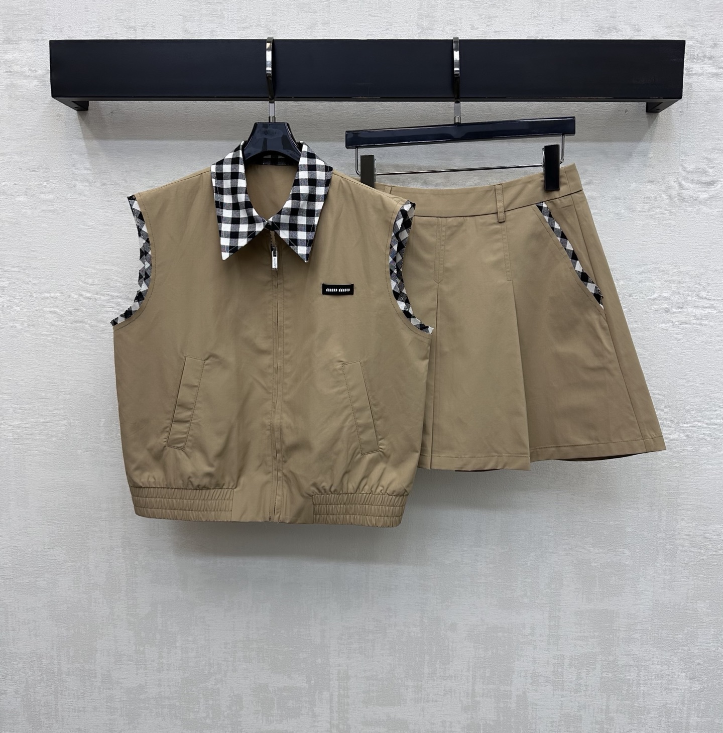 NO:797156,Miumi*2026 new products on the shelves plaid splicing vest skirt suit customized YB imported cotton material, high-quality texture, comfortable gloss, smooth and smooth cutting, using plaid interlining splicing design, with zipper placket adjustment to add layering to the style, loose silhouette, simple and elegant, iconic letter logo decoration on the chest, details echoing up and down, highlighting the brand tonality, development of surface accessories, lapel vest pleated skirt tailoring, highlighting fashionable style, easy to wear with good proportions  High version,,miumiu,skirts,19860909Miumi*2026新品上架格纹拼接马甲半裙套装定制YB进口棉纶材质 质感上乘 光泽舒适 裁剪垂顺流畅 沿用格纹衬布拼接设计 配合拉链开襟调节处理 增添造型层次感 宽松廓形简约大气 胸口点缀标志性字母徽标装饰 细节上下呼应 彰显品牌调性 面辅料开发 翻领马甲压褶半裙剪裁 突出时髦风格 轻松穿出好比例  高版本,,miumiu,skirts,,Women's clothing