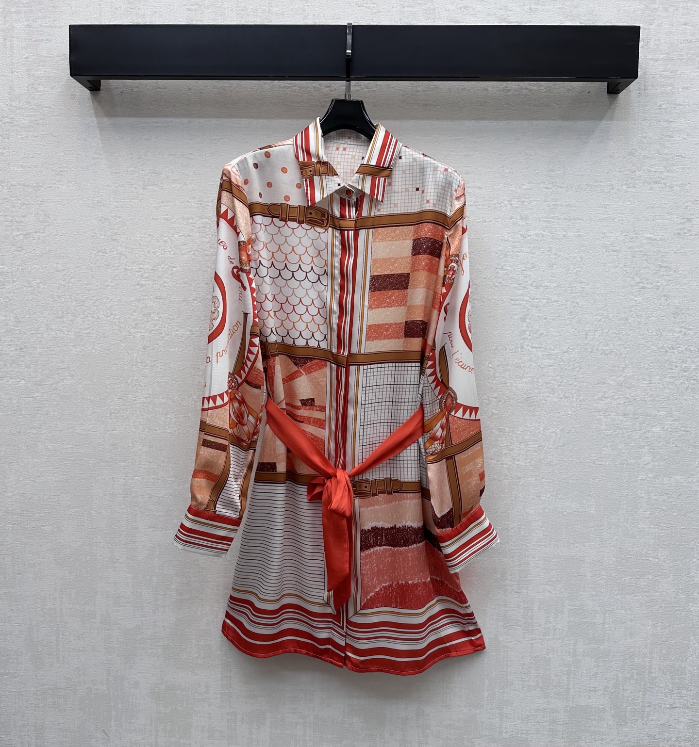 NO:797159,Herme*2026 new arrival silk printed belt shirt dress customized YB imported 100% mulberry silk material, comfortable texture, draped and breathable. The whole body is made of artistic line printing elements, which instantly brightens the overall rich visual effect and highlights the brand tone. The hidden placket button adjustment is used to match the fabric belt outline design to add layering to the shape. Surface accessories development. Lapel long-sleeved dress tailoring. Easily wear it for daily street or vacation, giving an elegant and relaxed atmosphere.  High version-,,hermes,skirts,real silk,19860909Herme*2026新品上架真丝印花腰带衬衣裙定制YB进口百分百桑蚕丝材质 质感舒适 垂顺透气 通体采用艺术感线条印花元素 瞬间点亮整体丰富视觉效果 彰显品牌调性 沿用隐藏式开襟纽扣调节配合本布腰带勾勒设计 增添造型层次感 面辅料开发 翻领长袖连衣裙剪裁 日常出街还是度假轻松穿出优雅松弛氛围感  高版本-,,hermes,skirts,real silk,,Women's clothing