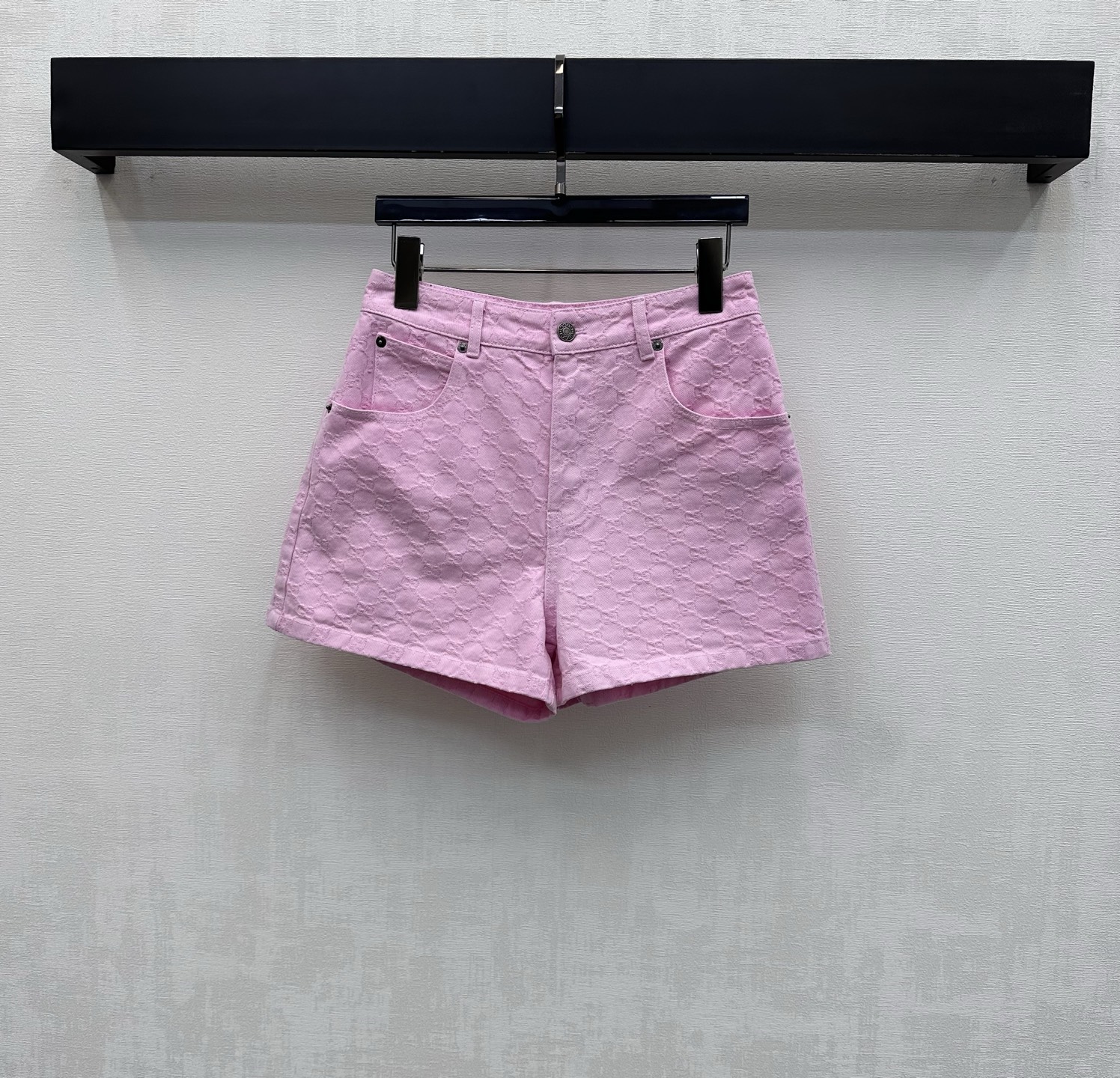 NO:797141,Gucc*2026 new arrival jacquard denim straight shorts, customized YB imported jacquard denim material, stiff, comfortable and stylish, enzyme washing process, showing a bright pink color, full of old money feeling, full of double G letter jacquard logo elements, highlighting the brand tone, contrasting leather label decoration on the back waist, with single zipper adjustment processing, echoing symmetrical pocket details, adding a sense of layering to the shape, the straight version is more slim and tolerant, surface accessories development, high waist buttoned shorts tailoring  Can be paired with jackets from the same series for a stylish look as a complete set. You can also purchase them separately to match high-end versions, gucci, shorts, jackets & coats,19860909Gucc*2026新品上架提花牛仔直筒短裤定制YB进口提花牛仔材质 挺括舒适有型 酵素水洗工艺 呈现亮眼粉红色感 通体满铺老钱感满满双G字母提花徽标元素 彰显品牌调性 后腰点缀撞色皮标装饰 配合单襟拉链调节处理 呼应对称口袋细节 增添造型层次感 直筒版型更为显瘦包容 面辅料开发 高腰系扣短裤剪裁 可搭配同系列夹克 成套穿搭出彩时髦 也可分开购入搭配  高版本,,gucci,shorts,jackets & coats,,Women's clothing