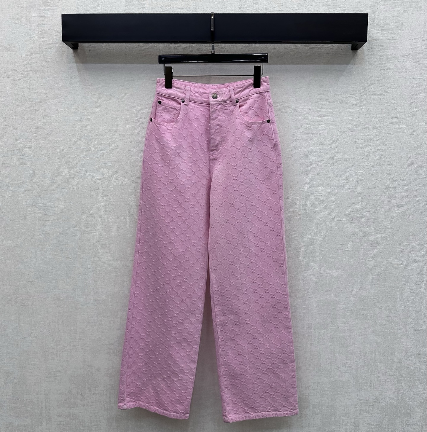 NO:797147,Gucc*2026 new arrival jacquard denim straight trousers customized YB imported jacquard denim material. Stiff, comfortable and stylish. Enzyme washing process presents a bright pink color. The whole body is covered with old money feeling and is full of double G letter jacquard logo elements to highlight the brand tone. The back waist is embellished with contrasting leather label decoration. It is adjusted with single row of buttons. Echoes the symmetrical pocket details to add a sense of layering. The straight version is more slim and tolerant. Development of surface accessories. High-waisted buttoned trousers cut  Can be paired with jackets from the same series for a stylish and stylish look. You can also buy them separately to match high-end versions, gucci, jackets & coats,19860909Gucc*2026新品上架提花牛仔直筒长裤定制YB进口提花牛仔材质 挺括舒适有型 酵素水洗工艺 呈现亮眼粉红色感 通体满铺老钱感满满双G字母提花徽标元素 彰显品牌调性 后腰点缀撞色皮标装饰 配合单排纽扣调节处理 呼应对称口袋细节 增添造型层次感 直筒版型更为显瘦包容 面辅料开发 高腰系扣长裤剪裁 可搭配同系列夹克 成套穿搭出彩时髦 也可分开购入搭配  高版本,,gucci,jackets & coats,,Women's clothing