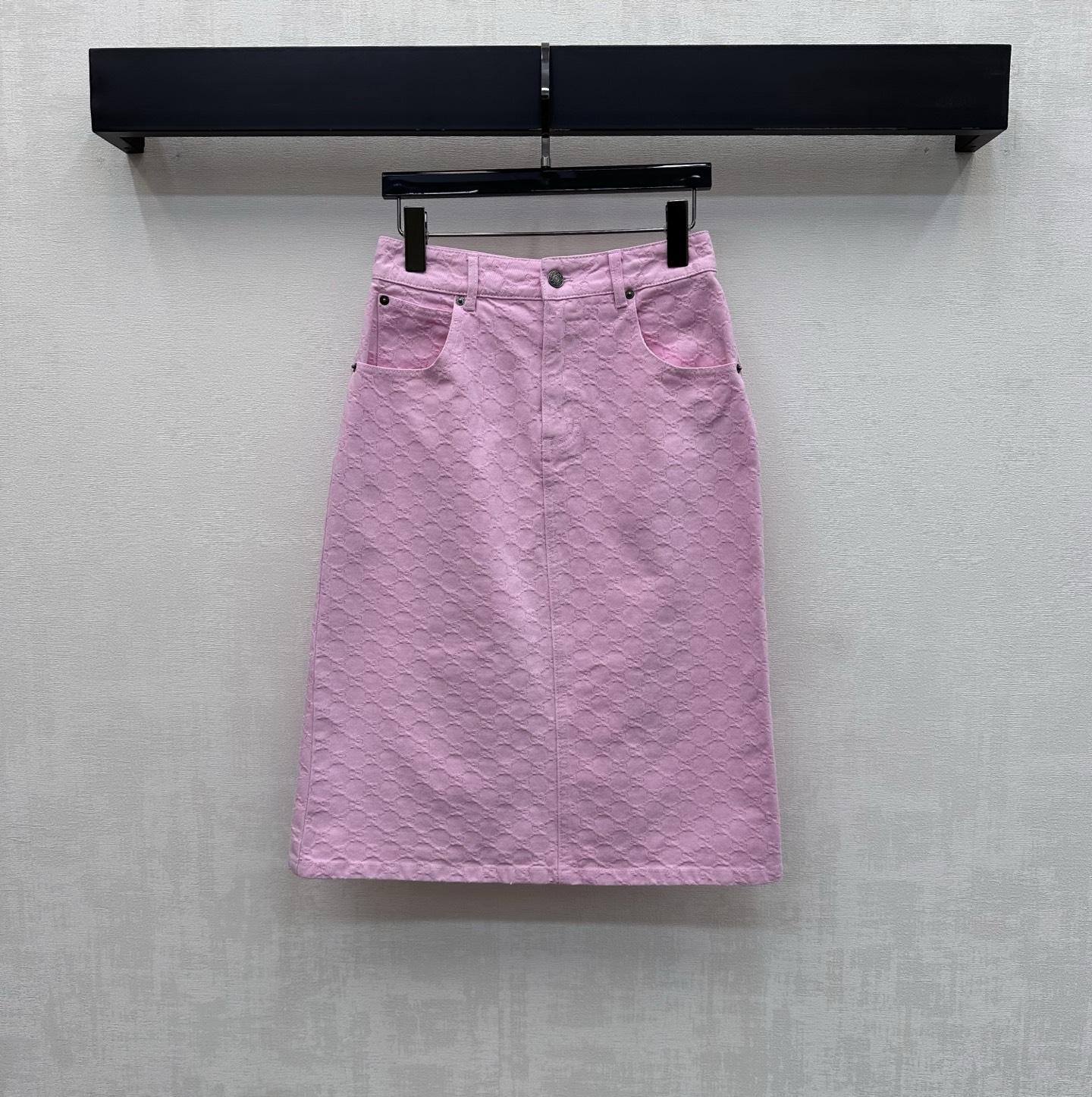 NO:797143,Gucc*2026 new arrivals jacquard denim straight skirt, customized YB imported jacquard denim material, crisp, comfortable and stylish, enzyme washing process, showing a bright pink color, full of old money feeling, full of double G letter jacquard logo elements, highlighting the brand tone, contrasting leather label decoration on the back waist, with single zipper adjustment processing, echoing the symmetrical pocket details, adding a sense of layering, the straight version is more slim and tolerant, surface accessories development, high waist button skirt tailoring  Can be paired with jackets from the same series for a stylish look as a complete set. You can also purchase them separately to match high-end versions, gucci, skirts, jackets & coats,19860909Gucc*2026新品上架提花牛仔直筒半裙定制YB进口提花牛仔材质 挺括舒适有型 酵素水洗工艺 呈现亮眼粉红色感 通体满铺老钱感满满双G字母提花徽标元素 彰显品牌调性 后腰点缀撞色皮标装饰 配合单襟拉链调节处理 呼应对称口袋细节 增添造型层次感 直筒版型更为显瘦包容 面辅料开发 高腰系扣半裙剪裁 可搭配同系列夹克 成套穿搭出彩时髦 也可分开购入搭配  高版本,,gucci,skirts,jackets & coats,,Women's clothing
