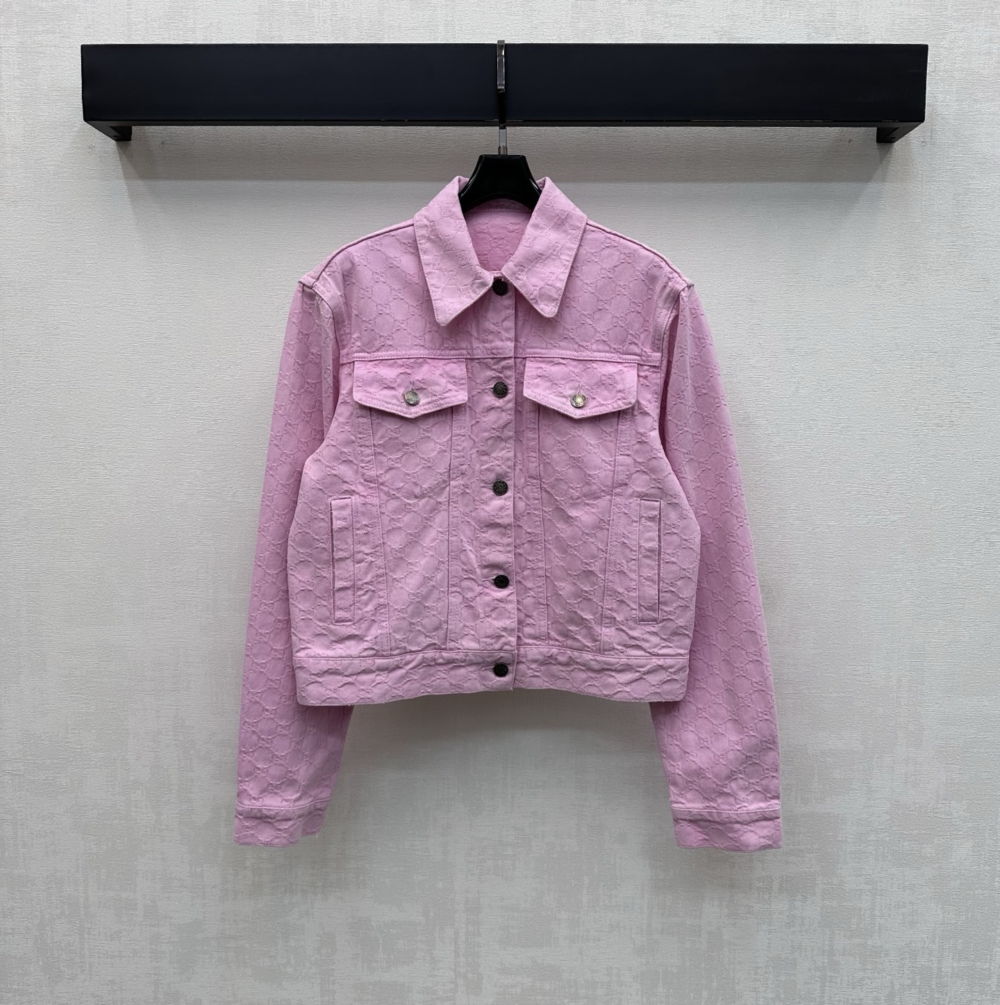 NO:797137,Gucc*2026 new arrival jacquard denim jacket jacket customized YB imported jacquard denim material. Stiff, comfortable and stylish. Enzyme washing process presents a bright pink feeling. The whole body is covered with old money feeling and is full of double G letter jacquard logo elements to highlight the brand tone. The back waist is embellished with contrasting leather label decoration. It is adjusted with the placket button. It echoes the symmetrical flap pocket details on the chest and adds a sense of layering to the shape. The silhouette is more slim and inclusive. Development of surface accessories. Lapel jacket tailoring  It can be paired with skirts and trousers from the same series. It can be worn as a complete set to look fashionable. It can also be purchased separately to match high-end versions, gucci, skirts, jackets & coats, jackets & coats,19860909Gucc*2026新品上架提花牛仔夹克外套定制YB进口提花牛仔材质 挺括舒适有型 酵素水洗工艺 呈现亮眼粉红色感 通体满铺老钱感满满双G字母提花徽标元素 彰显品牌调性 后腰点缀撞色皮标装饰 配合开襟纽扣调节处理 呼应胸前对称翻盖口袋细节 增添造型层次感 廓形版型更为显瘦包容 面辅料开发 翻领夹克外套剪裁 可搭配同系列裙裤装 成套穿搭出彩时髦 也可分开购入搭配  高版本,,gucci,skirts,jackets & coats,jackets & coats,,Women's clothing
