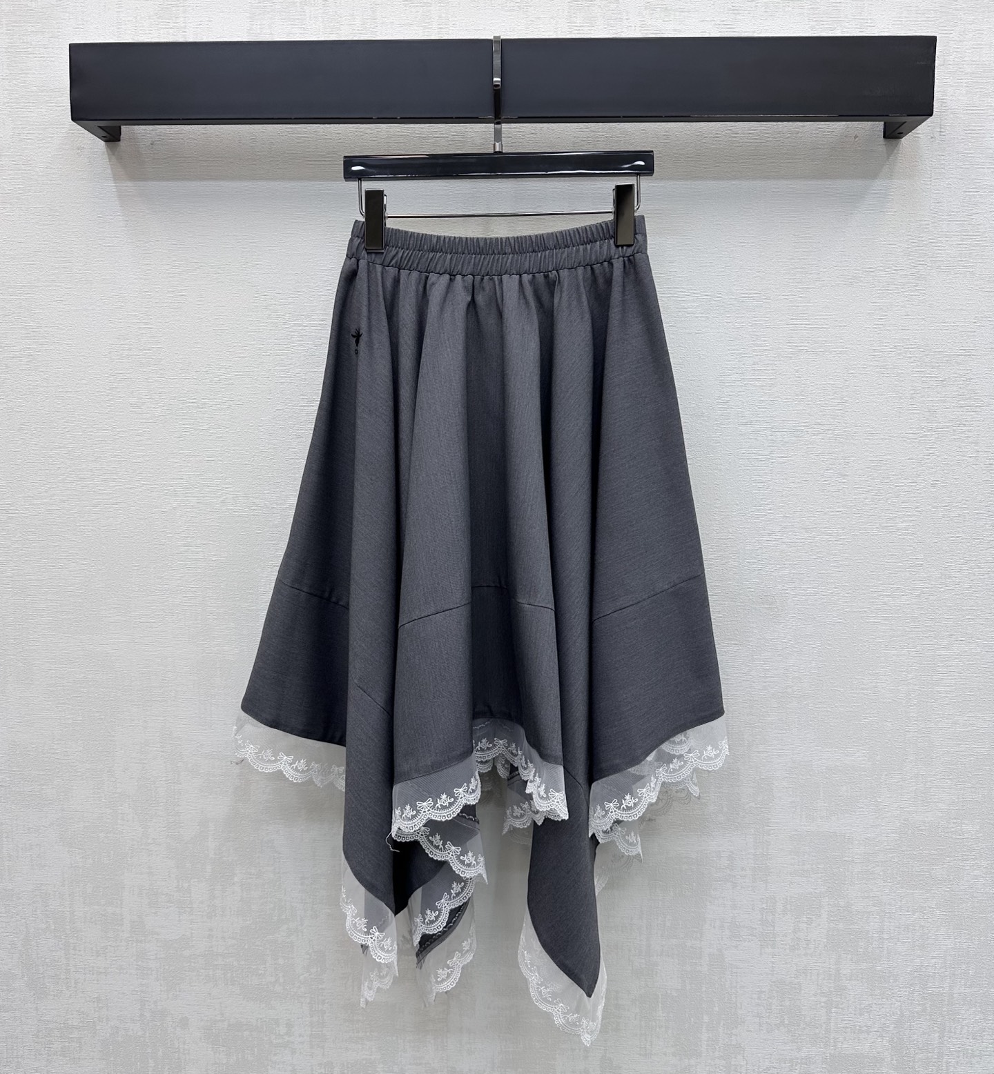 NO:797151,Dio*2026 new products are on the shelves. Irregular splicing skirts are made of imported YB material. They are high-end and stylish. They follow the cutting design of irregular long and short skirts. They are combined with lace hem splicing to add layering to the look. The iconic embroidered letter bee logo is embellished on the waist to highlight the brand tone. Development of surface accessories. Irregular skirt tailoring. Casually matched to meet various needs for commuting and dating. High version 2 colors, dior, skirts,19860909Dio*2026新品上架不规则拼接半裙定制YB进口材质 高级垂顺有型 沿用不规则长短裙摆裁剪设计 配合蕾丝花边裙边拼接处理 增添造型层次感 腰侧点缀标志性刺绣字母蜜蜂徽标装饰 彰显品牌调性 面辅料开发 不规则半裙版型剪裁 随意搭配穿搭满足通勤约会多种需求 高版本2色,,dior,skirts,,Women's clothing