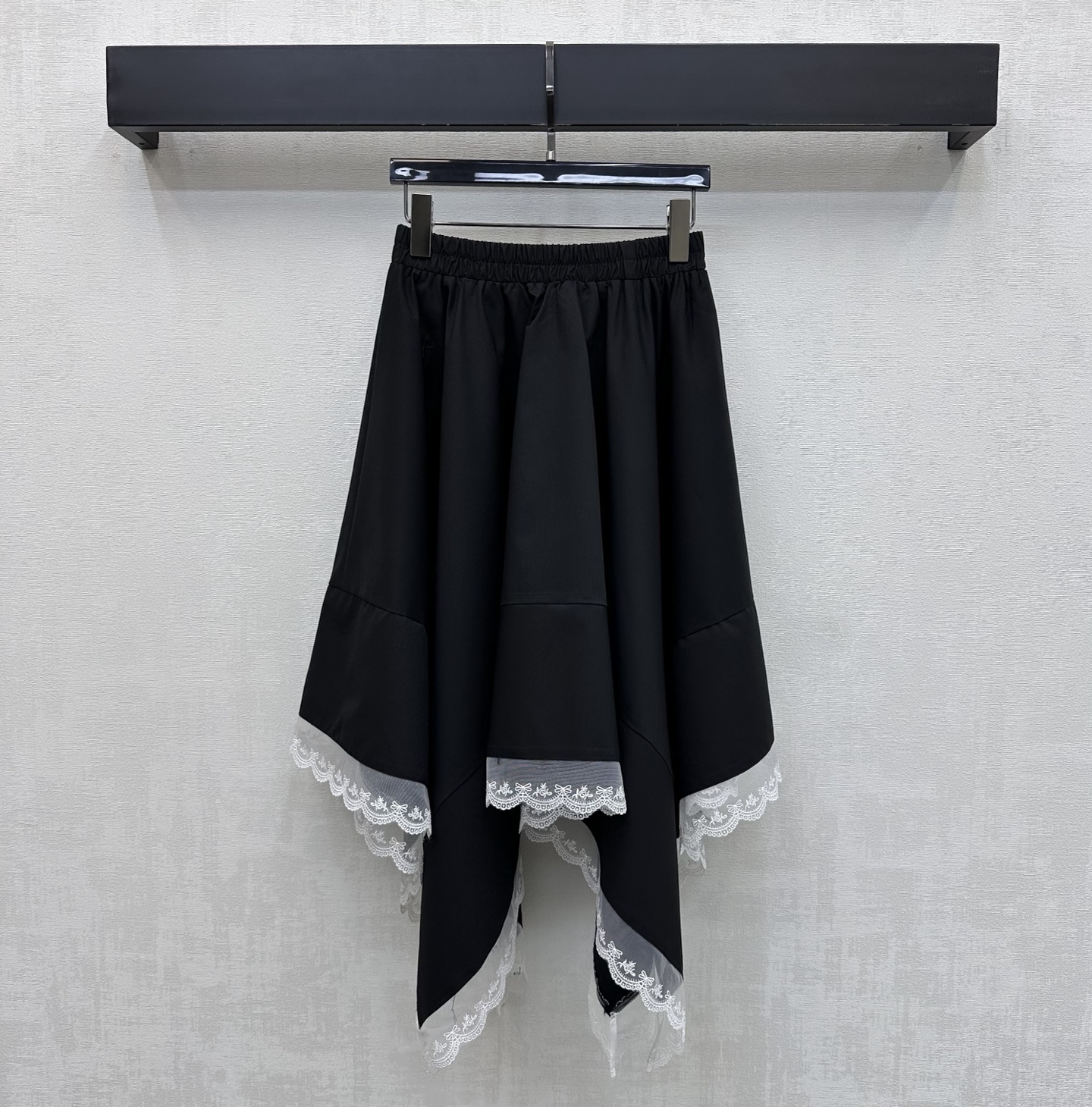 NO:797155,Dio*2026 new products are on the shelves. Irregular splicing skirts are made of imported YB material. They are high-end and stylish. They follow the cutting design of irregular long and short skirts. They are combined with lace hem splicing to add layering to the look. The iconic embroidered letter bee logo is embellished on the waist to highlight the brand tone. Development of surface accessories. Irregular skirt tailoring. Casually matched to meet various needs for commuting and dating. High version 2 colors, dior, skirts,19860909Dio*2026新品上架不规则拼接半裙定制YB进口材质 高级垂顺有型 沿用不规则长短裙摆裁剪设计 配合蕾丝花边裙边拼接处理 增添造型层次感 腰侧点缀标志性刺绣字母蜜蜂徽标装饰 彰显品牌调性 面辅料开发 不规则半裙版型剪裁 随意搭配穿搭满足通勤约会多种需求 高版本2色,,dior,skirts,,Women's clothing