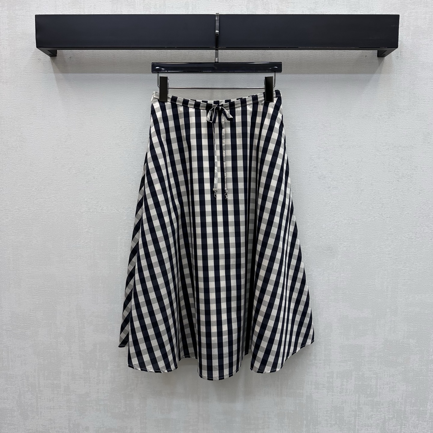 NO:797152,Dio*2026 new products on the shelves, plaid pleated skirt, customized YB imported cotton material, soft and comfortable, all-over checkered pattern elements, matched with pleated skirt cutting design, adding layering to the look, iconic CD embellished at the waist, metal letter logo bow decoration, highlighting the brand tonality, presenting an exclusive and well-behaved college style, surface accessories development, high-waisted pleated skirt tailoring, can be worn with tops to reduce age, high version, dior, skirts,19860909Dio*2026新品上架格纹压褶半裙定制YB进口全棉材质 柔软舒适 通体对色对格格纹元素 配合压褶裙摆裁剪设计 增添造型层次感 腰间点缀标志性CD 金属字母徽标蝴蝶结装饰 彰显品牌调性 呈现专属乖巧学院风格 面辅料开发 高腰压褶半裙剪裁 可随意搭配上装穿搭减龄青春  高版本,,dior,skirts,,Women's clothing