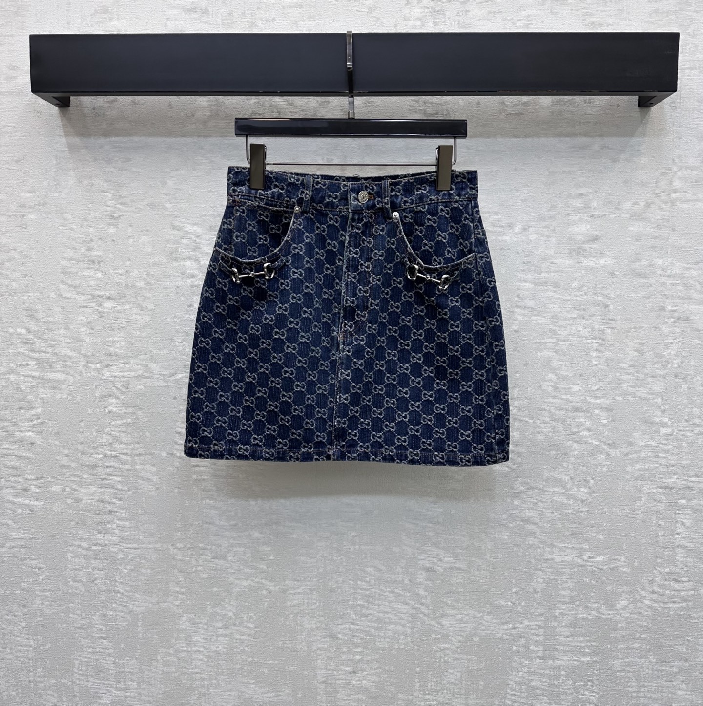 NO:797160,Gucc*2026 new arrival jacquard denim skirt customized YB imported jacquard denim material. Stiff, comfortable and stylish. The whole body is covered with old money feeling and is full of double G letter jacquard logo elements to highlight the brand tone. The three-dimensional contour line cutting design of the waist is matched with the symmetrical horsebit chain decoration at the pocket to add a sense of layering. The straight version is more slim and tolerant. The development of surface accessories. High-waisted buttoned skirt tailoring. Casual matching and fashionable.  High version,,gucci,skirts,19860909Gucc*2026新品上架提花牛仔短裙定制YB进口提花牛仔材质 挺括舒适有型 通体满铺老钱感满满双G字母提花徽标元素 彰显品牌调性 腰身立体轮廓线裁剪设计 配合口袋处对称马衔扣链条装饰 增添造型层次感 直筒版型更为显瘦包容 面辅料开发 高腰系扣短裙剪裁 随意搭配穿搭出彩时髦   高版本,,gucci,skirts,,Women's clothing