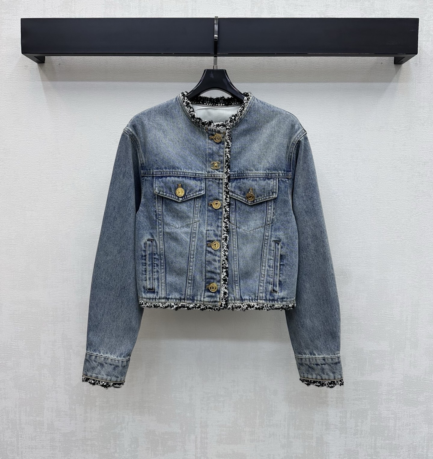 NO:797144,Chane*2026 New Arrival Stitched Denim Jacket Coat Customized YB Imported Twill Cotton Denim Material Comfortable, Soft, Breathable and Easy to Wear Multiple Enzyme Washes Retro and Fashionable Symmetrical Flap Pockets with Craft Woven Binding Stitching Design to Add Layering to the Style Adjustable Decoration with Iconic Metal Letter Logo Buttons on the Placket Highlighting the Brand's Tonality Simple and Advanced Surface Accessories Development Round Neck Jacket and Jacket Style Tailoring Can be matched with skirts from the same series. Wear as a complete set to be high-end and fashionable. You can also buy them separately.  High version 36 38 40,,chanel,skirts,jackets & coats,jackets & coats,19860909Chane*2026新品上架拼接牛仔夹克外套定制YB进口斜纹全棉牛仔材质 舒适柔软 透气好穿 多重酵素水洗复古又时尚 对称翻盖口袋配合工艺编织捆边拼接设计 增添造型层次感 开襟标志性金属字母徽标纽扣调节装饰 彰显品牌调性 简约高级 面辅料开发 圆领夹克外套版型剪裁 可搭配同系列半裙 成套穿搭高级时髦 也可分开购入搭配 高版本36 38 40,,chanel,skirts,jackets & coats,jackets & coats,,Women's clothing