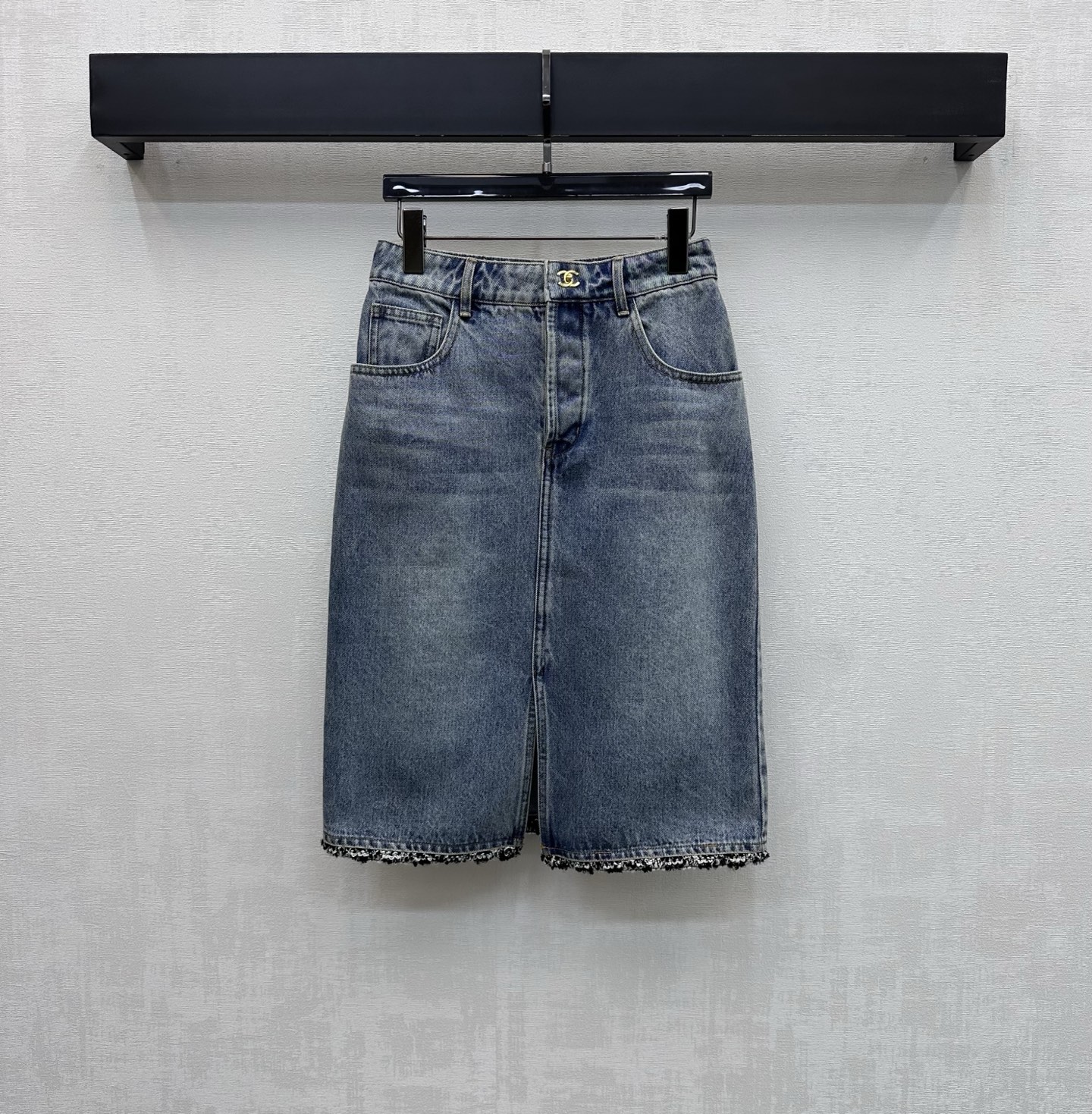 NO:797148,Chane*2026 New Arrival Stitched Denim Skirt Customized YB Imported Twill Cotton Denim Material Comfortable, Soft, Breathable and Easy to Wear Multiple Enzyme Washes Retro and Fashionable Symmetrical Pocket Pockets with Craft Woven Binding Splicing Design to Add a Layer to the Style Iconic Sister Metal Letter Logo Button Adjustment and Decoration Highlights the Brand Tonality Simple and Advanced Surface Accessories Development High-Waist Buttoned Skirt Cutting Can be Matched with Jackets from the Same Series. Wear it as a Set to High-end Fashion You Can Also Buy It Separately  High version 36 38 40,,chanel,skirts,jackets & coats,19860909Chane*2026新品上架拼接牛仔半裙定制YB进口斜纹全棉牛仔材质 舒适柔软 透气好穿 多重酵素水洗复古又时尚 对称插兜口袋配合工艺编织捆边拼接设计 增添造型层次感 标志性姐姐金属字母徽标纽扣调节装饰 彰显品牌调性 简约高级 面辅料开发 高腰系扣半裙版型剪裁 可搭配同系列夹克 成套穿搭高级时髦 也可分开购入搭配 高版本36 38 40,,chanel,skirts,jackets & coats,,Women's clothing