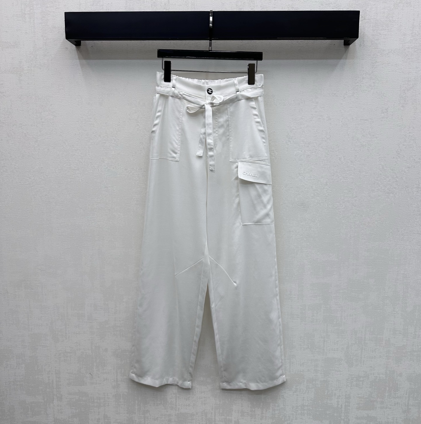NO:797725,Chane*2026 new arrivals lace-up straight trousers, custom-made YB imported linen material, breathable and comfortable, decorated with a single-side flap pocket and the fabric lace design, smooth and neat lines, adding layering to the look. Iconic double C letter button adjustment decoration, highlighting the brand tone. Development of surface accessories. High-waist buttoned straight trousers cut. Casually matched with tops to wear high street fashion style. High version 2 colors 36 38 40,,chanel,19860909Chane*2026新品上架系带直筒长裤定制YB进口亚麻材质 透气舒适 饰以单侧翻盖口袋配合本布系带设计线条流畅利落 增添造型层次感 标志性双C字母纽扣调节装饰 彰显品牌调性 面辅料开发 高腰系扣直筒长裤剪裁 随意搭配上装穿搭高街时髦风格 高版本2色36 38 40,,chanel,,Women's clothing
