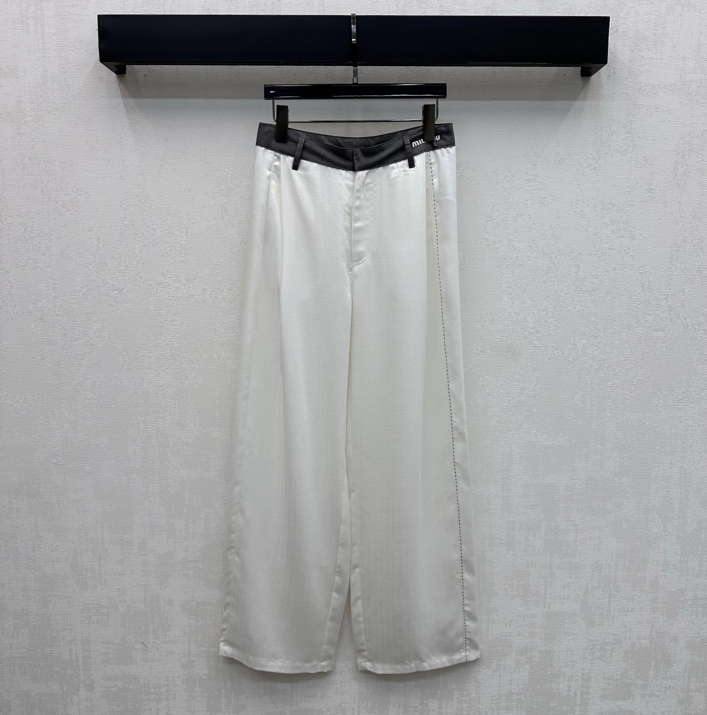 NO:797729,Miumi*2026 new products are on the shelves. The spliced ​​waist straight trousers are made of YB imported Tencel cotton. They are soft, comfortable, draped and stylish. The contrasting color design is used on the waist to add layering to the look. Iconic letter embroidery and logo embellishment highlight the brand tone. Surface accessories development. High-waisted straight trousers are tailored to accommodate and modify the leg shape while showing full high-street fashion style. A versatile item for all seasons. High version 2 colors,,miumiu,19860909Miumi*2026新品上架拼接腰直筒长裤定制YB进口天丝棉纶材质 柔软舒适 垂顺有型 腰间沿用拼接撞色设计 增添造型层次感 标志性字母刺绣徽标点缀装饰 彰显品牌调性 面辅料开发 高腰直筒长裤剪裁 包容修饰腿型的同时 穿出满满的高街时髦风格 一条四季百搭单品  高版本2色,,miumiu,,Women's clothing