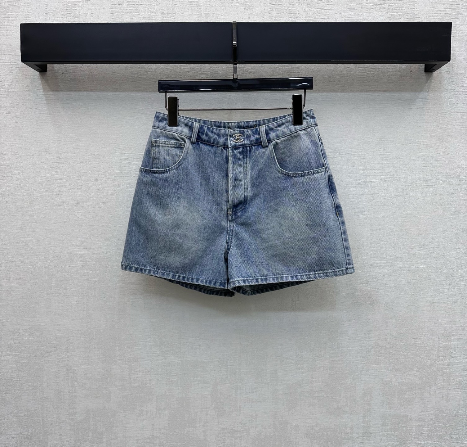 NO:799109,Chane*2026 new arrivals embroidered schoolbag buckle denim shorts customized with YB imported twill cotton denim material Comfortable, soft, breathable and easy to wear Multi-enzyme washing process Retro and fashionable High-waisted symmetrical pockets with double C embroidered letters on the back and contoured line cutting design to add layering to the look Iconic engraved double C letter snaps for adjustment and decoration Low-key highlight of the brand tone Simple and advanced surface accessories development High-waisted buttoned shorts tailoring Casual matching and high-end fashion  High version 4 colors 36 38 40,,chanel,shorts,19860909Chane*2026新品上架绣花书包扣牛仔短裤定制YB进口斜纹全棉牛仔材质 舒适柔软 透气好穿 多重酵素水洗工艺处理 复古又时尚 高腰对称口袋配合后腰双C绣花字母轮廓压线裁剪设计 增添造型层次感 标志性刻印双C字母按扣调节装饰 低调彰显品牌调性 简约高级 面辅料开发 高腰系扣短裤剪裁 随意搭配穿搭高级时髦  高版本4色36 38 40,,chanel,shorts,,Women's clothing