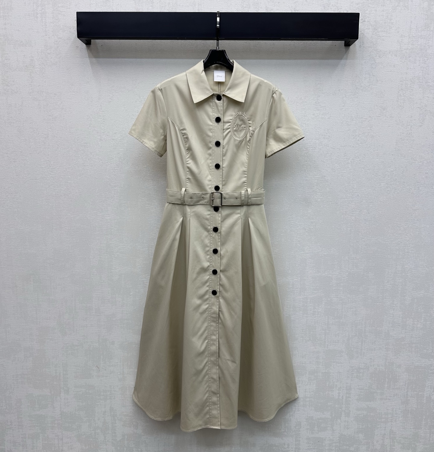 NO:798094,Dio*2026 New Arrival Embroidered Logo Dress Customized YB Imported Cotton Material Texture Glossy Draping and Stylish Use the placket button to adjust and tighten the fabric belt to add layering to the look The iconic embroidered letter logo decoration on the chest highlights the brand tone Combined with the neatly cut design of the pleated skirt to add layering to the look Simple, high-end and durable to present a casual style Development of surface accessories Lapel short-sleeved shirt dress tailoring Fashionable and trendy outfit for commuting and dating  High version 2 colors, dior, skirts, T-shirt,19860909Dio*2026新品上架刺绣徽标连衣裙定制YB进口棉纶材质 质感光泽垂顺有型 沿用开襟纽扣调节配合本布腰带收紧设计 增添造型层次感 胸口点缀标志性刺绣字母徽标装饰 彰显品牌调性 配合压褶裙摆利落裁剪设计 增添造型层次感 简约高级耐看呈现随性穿搭风格 面辅料开发 翻领短袖衬衣裙剪裁 通勤约会穿搭时髦洋气  高版本2色,,dior,skirts,T-shirt,,Women's clothing