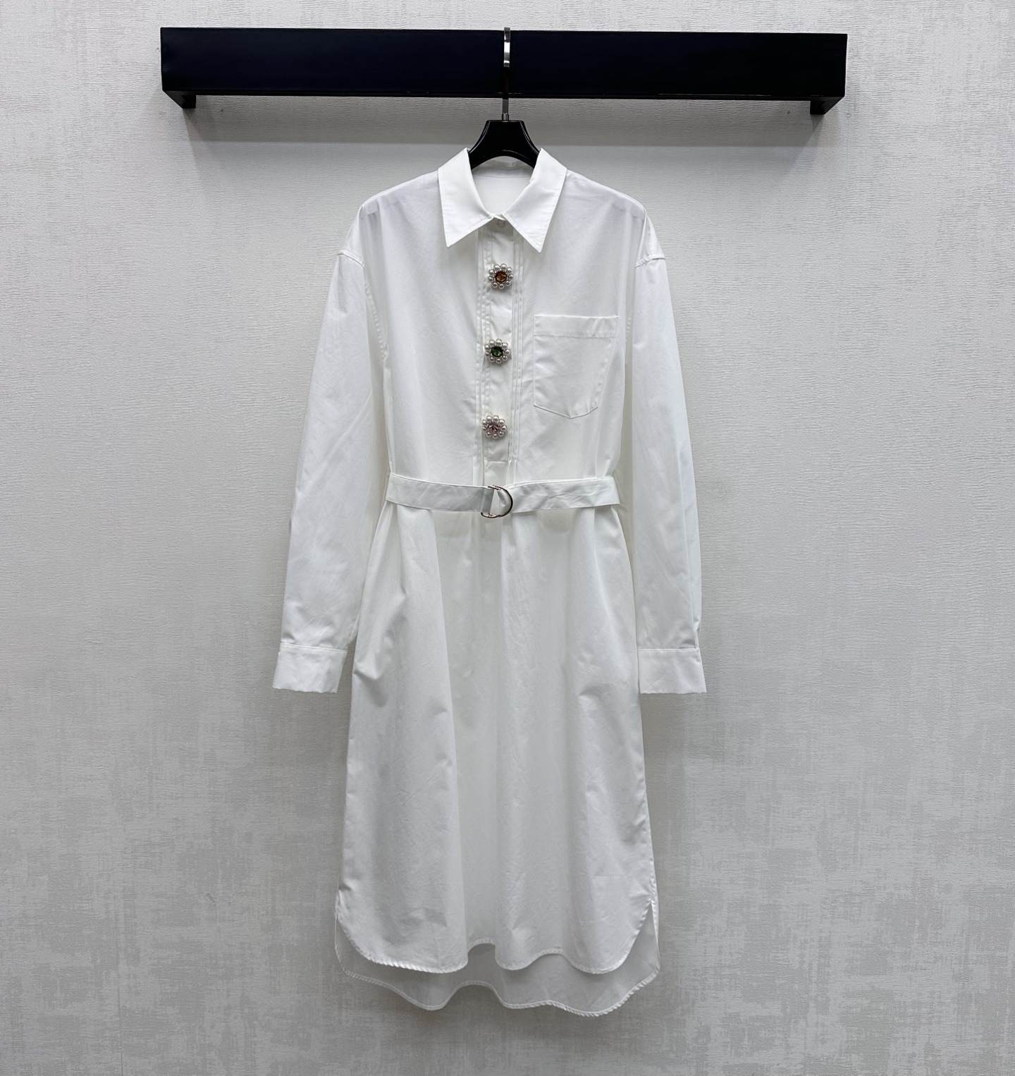 NO:798095,Louis Vuitto*2026 New Arrival Gemstone Button Dress Customized YB imported twill cotton material. Stiff, comfortable and stylish. The semi-open placket is used to adjust the decoration with multi-color gemstone buttons to highlight the brand tone. The fabric perforated belt outlines the curve design and adds a sense of layering. Loose, comfortable and adjustable. The front short and back long skirt modifies the legs. Easily divides the upper and lower lengths into good proportions. Effectively covers the crotch and makes you slimmer. Development of surface accessories. Lapel long-sleeved shirt dress tailoring.  The upper body is full of exquisite and intellectual atmosphere, meeting the various needs of commuting and dating. High version, Louis Vuitton, skirts,19860909Louis Vuitto*2026新品上架宝石纽扣连衣裙定制YB进口斜纹全棉材质 挺括舒适有型 沿用半开襟重工多色系宝石按扣调节装饰 彰显品牌调性 本布穿孔腰带勾勒曲线设计 增添造型层次感 宽松舒适可调节 前短后长裙摆修饰腿部 轻松划分上短下长好比例 有效遮胯更显苗条 面辅料开发 翻领长袖衬衣裙剪裁 上身充满精致高智气息 满足通勤约会多种需求  高版本,,louis vuitton,skirts,,Women's clothing