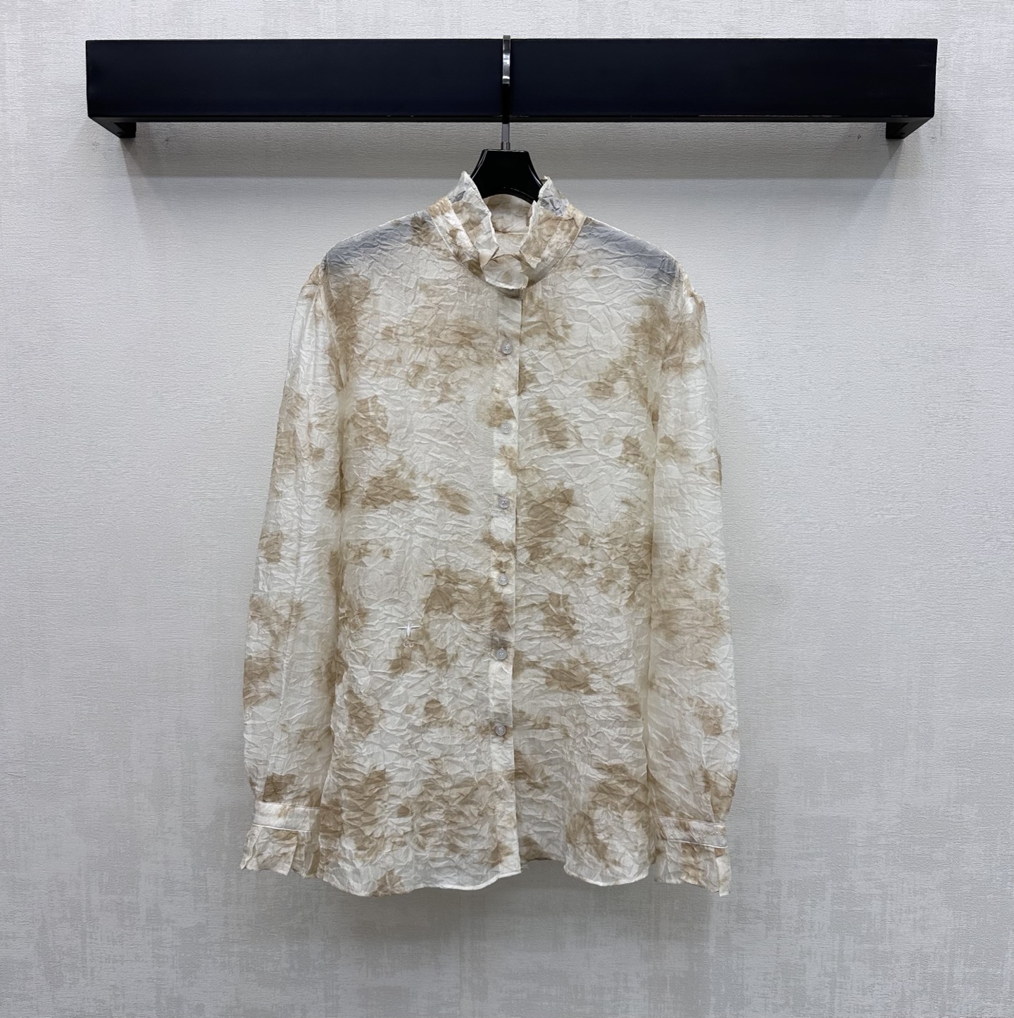 NO:798127,Dio*2026 new product launch pleated printed stand-up collar shirt, customized YB imported rayon material, smooth and comfortable, pleated texture design with maple leaf printing elements all over the body, and lace cutting processing at the neckline to add layering to the look. Iconic embroidered letter bee logo decoration on the waist highlights the brand tone. The placket button is adjustable for easy putting on and taking off. Development of surface accessories. Stand-up collar long-sleeved shirt cut. Can be paired with skirts of the same series. Easily manage high-end fashionable outfits for commuting and vacation.  High version 2 colors, dior, skirts, shirts,19860909Dio*2026新品上架褶皱印花立领衬衣定制YB进口人丝材质 垂顺舒适 通体满印枫叶印花元素褶皱肌理设计 配合领口花边裁剪处理 增添造型层次感 腰侧点缀标志性刺绣字母蜜蜂徽标装饰 彰显品牌调性 开襟纽扣调节方便穿脱 面辅料开发 立领长袖衬衫剪裁 可搭配同系列半裙 通勤度假轻松驾驭高级时髦穿搭 高版本2色,,dior,skirts,shirts,,Women's clothing
