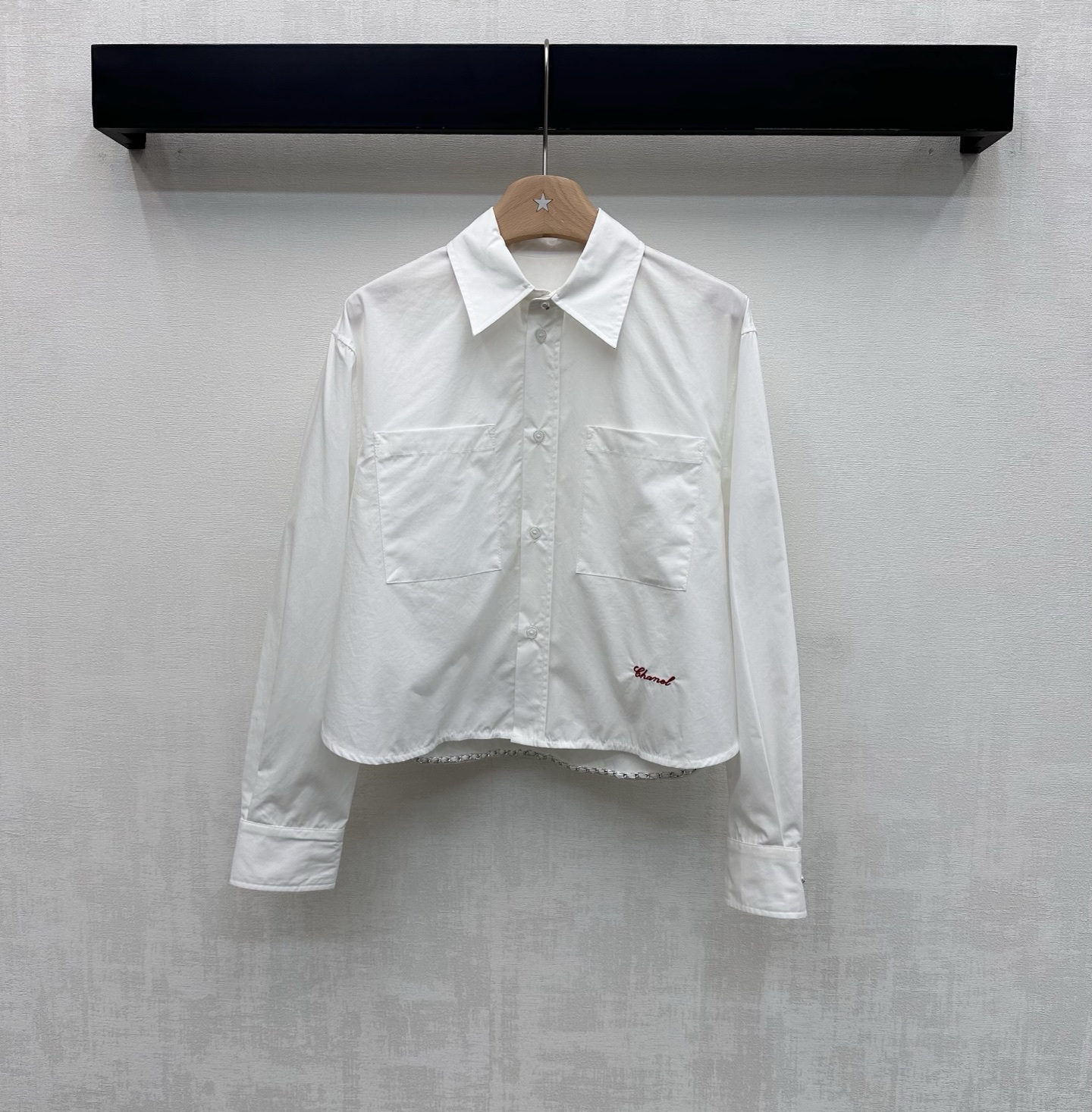 NO:798100,Chane*2026 new arrival, lapel short shirt, customized YB imported twill cotton material, breathable and comfortable, full of texture, cloth label chain detail decoration on the inside of the front placket, adding layering to the look, iconic embroidered letter logo design on the hem, highlighting the brand tone, development of surface accessories, lapel short shirt tailoring, casual matching and lazy style, high version 2 colors 36 38 40,,chanel,shirts,19860909Chane*2026新品上架翻领短款衬衫定制YB进口斜纹全棉材质 透气舒适 质感十足 前襟内侧布标链条细节装饰 增添造型层次感 下摆点缀标志性刺绣花体字母徽标设计 彰显品牌调性 面辅料开发 翻领短款衬衣剪裁 随意搭配穿搭慵懒洋气  高版本2色36 38 40,,chanel,shirts,,Women's clothing