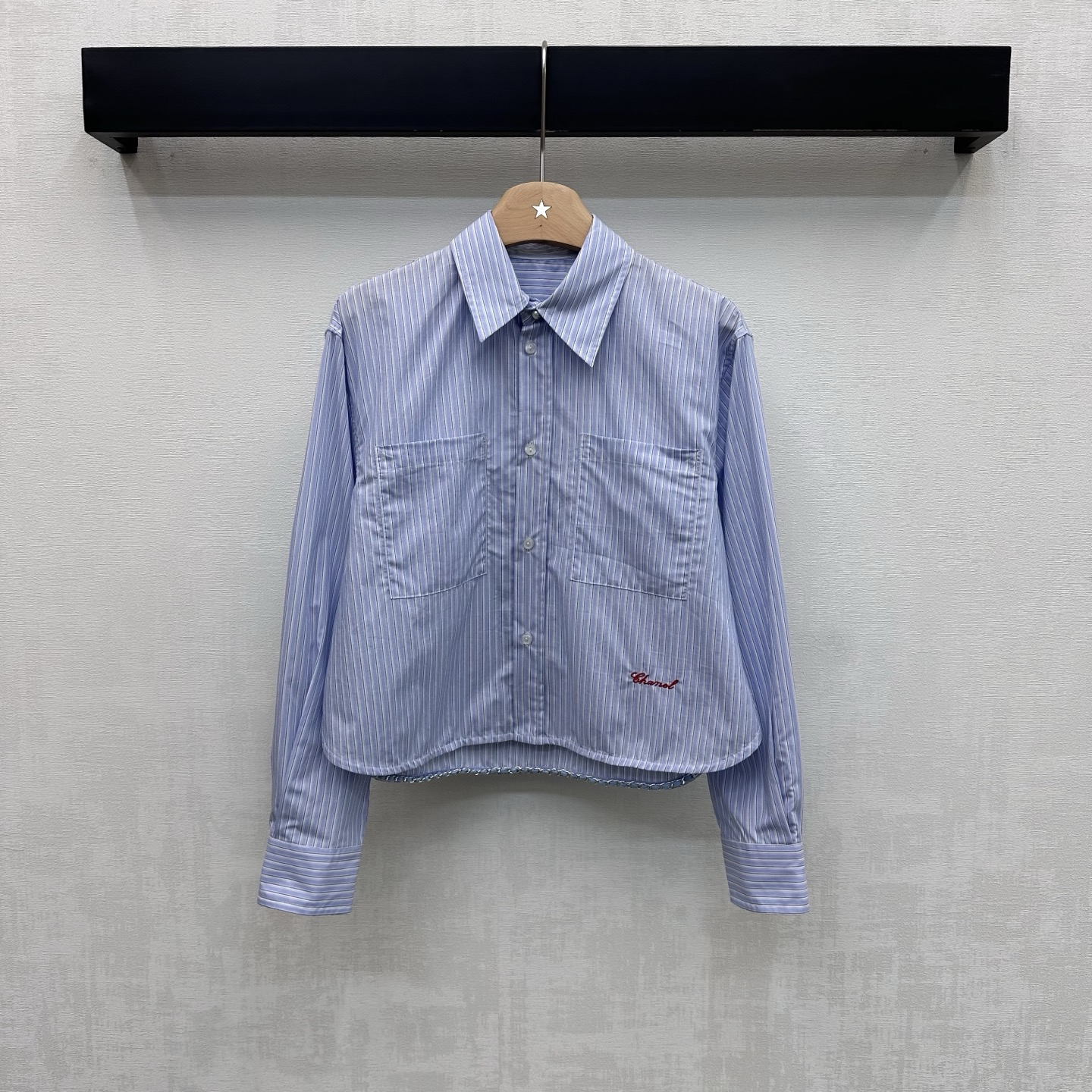 NO:798106,Chane*2026 new arrival, lapel short shirt, customized YB imported twill cotton material, breathable and comfortable, full of texture, cloth label chain detail decoration on the inside of the front placket, adding layering to the look, iconic embroidered letter logo design on the hem, highlighting the brand tone, development of surface accessories, lapel short shirt tailoring, casual matching and lazy style, high version 2 colors 36 38 40,,chanel,shirts,19860909Chane*2026新品上架翻领短款衬衫定制YB进口斜纹全棉材质 透气舒适 质感十足 前襟内侧布标链条细节装饰 增添造型层次感 下摆点缀标志性刺绣花体字母徽标设计 彰显品牌调性 面辅料开发 翻领短款衬衣剪裁 随意搭配穿搭慵懒洋气  高版本2色36 38 40,,chanel,shirts,,Women's clothing