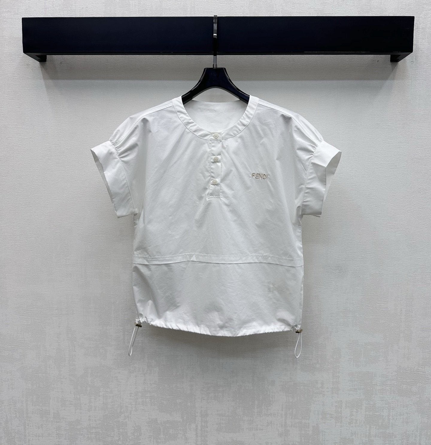 NO:798090,Fend*2026 New Arrival Round Neck Short Sleeve Drawstring Shirt Customized YB imported twill cotton material Stiff, comfortable and stylish Half-button-adjusted puff short sleeve design with drawstring at the hem to add layering to the look The chest is embellished with the iconic letter embroidered logo to highlight the brand tone Development of surface accessories Round neck short-sleeved top tailoring The short version is exquisite and fashionable A basic shirt that can be used for daily commuting and vacations Easily wear with a sense of style  High version,,fendi,shirts,T-shirt,19860909Fend*2026新品上架圆领短袖抽绳衬衣定制YB进口斜纹全棉材质 挺括舒适有型 半开襟纽扣调节泡泡短袖设计 配合下摆抽绳处理 增添造型层次感 胸口饰以标志性字母刺绣徽标点缀装饰 彰显品牌调性 面辅料开发 圆领短袖上衣剪裁 短款版型精致时髦 日常通勤度假都可驾驭的基础衬衫 轻松穿搭出洋气感  高版本,,fendi,shirts,T-shirt,,Women's clothing