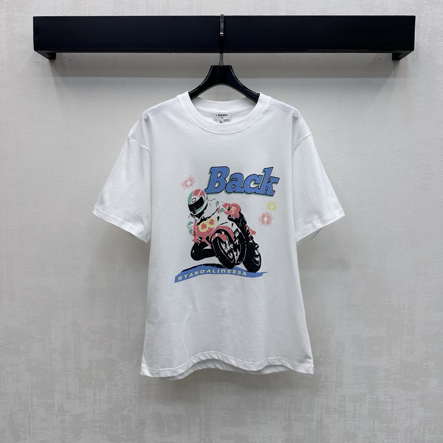 NO:798087,Chane*2026 new products are on the shelves. Round neck motorcycle printing. Customized YB imported cotton material. Breathable and comfortable. Full of texture. Made of heavyweight pure cotton. Full of drape. Presenting a slimming visual effect. The printing process is used to restore the color on the front of the chest. Ready-to-wear garments incorporate motorcycle helmet printing elements, letters and logo patterns to highlight the brand tone and make the sense of fashion and high-end appear immediately. Development of surface accessories. Loose round neck short-sleeved T-shirt cutting. The upper body is fashionable and loose to create a personalized style. It is stylish and stylish when worn alone.  High version 36 38 40,,chanel,T-shirt,tees,t-shirt,19860909Chane*2026新品上架圆领机车印花定制YB进口全棉材质 透气舒适 质感十足 采用克重纯棉制成 垂坠感十足 呈现显瘦视觉效果 胸前沿用印花工艺还原色彩 成衣融入摩托车头盔印花元素字母徽标图案 彰显品牌调性 让时尚高级感立刻显现 面辅料开发 宽松圆领短袖T恤剪裁 上身时髦松弛 打造个性风格 单穿内搭都出彩时髦 高版本36 38 40,,chanel,T-shirt,tees，t-shirt,,Women's clothing
