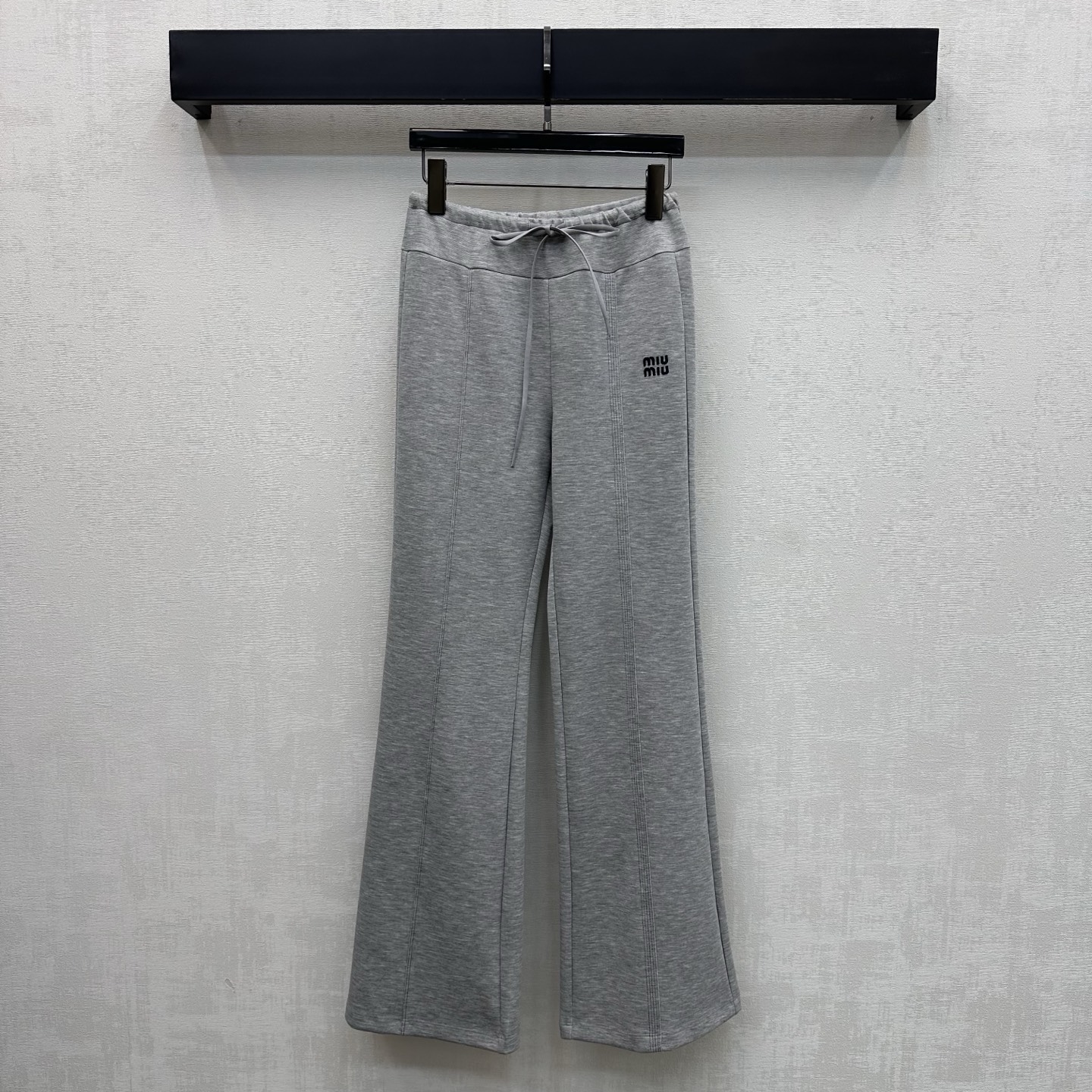NO:798104,Miumi*2026 new product launch logo drawstring boot-cut trousers customized YB imported Tencel cotton material, skin-friendly and comfortable, contrasting drawstring adjustment design on the waist to add layering to the look, iconic letter embroidery logo decoration on the waist and hip sides, highlighting the brand tone, development of surface accessories, drawstring boot-cut straight trousers, casual matching and casual wear, high version 3 colors,,miumiu,19860909Miumi*2026新品上架徽标抽绳微喇长裤定制YB进口天丝棉纶材质 亲肤舒适 腰间饰以撞色抽绳调节设计 增添造型层次感 腰胯侧点缀标志性字母刺绣徽标装饰 彰显品牌调性 面辅料开发 抽绳微喇直筒长裤剪裁 随意搭配穿搭慵懒随意  高版本3色,,miumiu,,Women's clothing