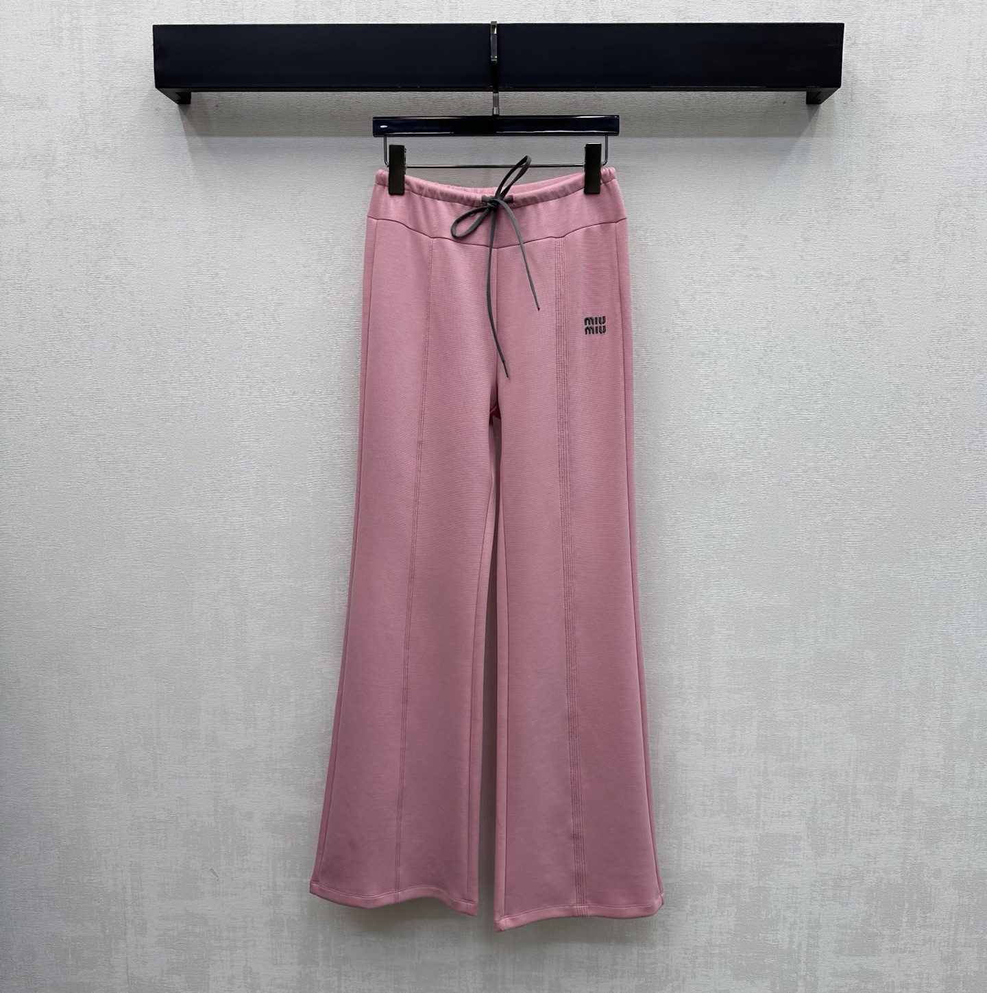 NO:798083,Miumi*2026 new product launch logo drawstring boot-cut trousers customized YB imported Tencel cotton material, skin-friendly and comfortable, contrasting drawstring adjustment design on the waist to add layering to the look, iconic letter embroidery logo decoration on the waist and hip sides, highlighting the brand tone, development of surface accessories, drawstring boot-cut straight trousers, casual matching and casual wear, high version 3 colors,,miumiu,19860909Miumi*2026新品上架徽标抽绳微喇长裤定制YB进口天丝棉纶材质 亲肤舒适 腰间饰以撞色抽绳调节设计 增添造型层次感 腰胯侧点缀标志性字母刺绣徽标装饰 彰显品牌调性 面辅料开发 抽绳微喇直筒长裤剪裁 随意搭配穿搭慵懒随意  高版本3色,,miumiu,,Women's clothing