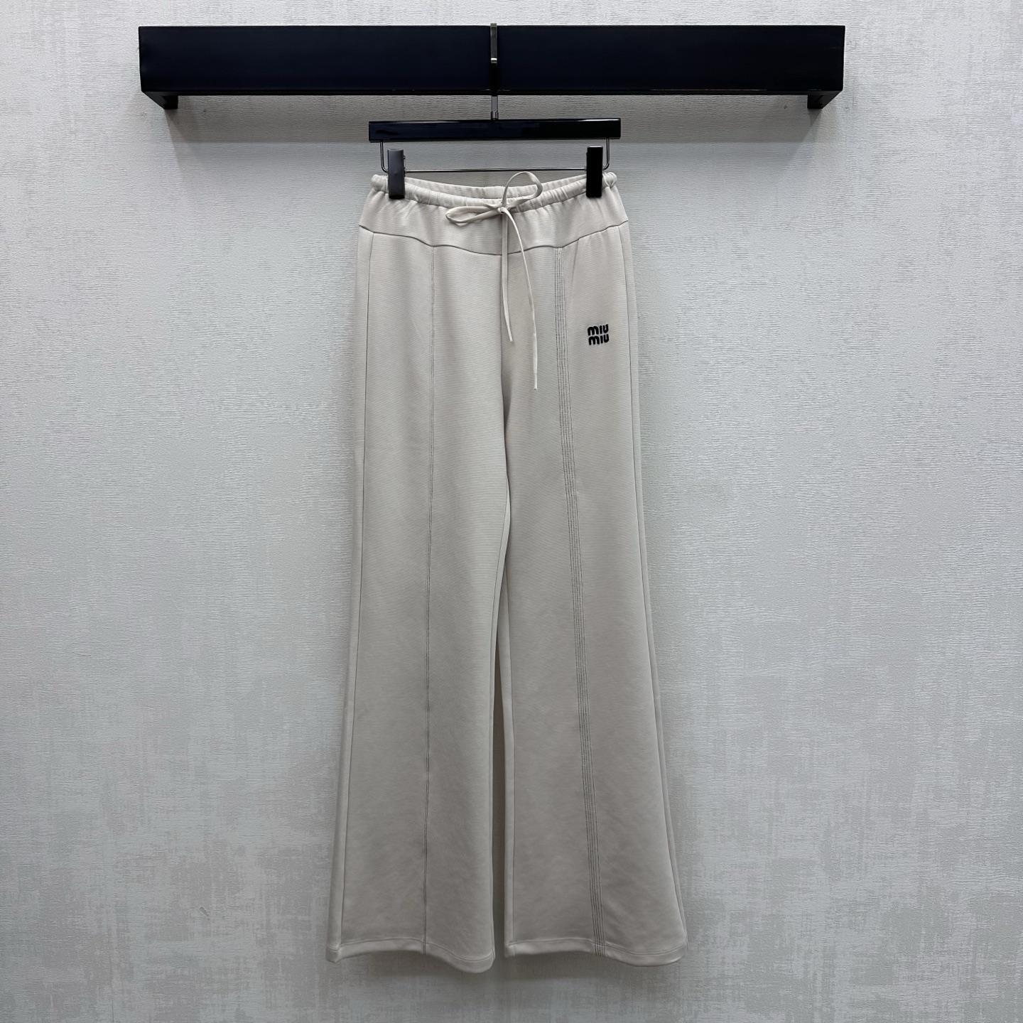 NO:798089,Miumi*2026 new product launch logo drawstring boot-cut trousers customized YB imported Tencel cotton material, skin-friendly and comfortable, contrasting drawstring adjustment design on the waist to add layering to the look, iconic letter embroidery logo decoration on the waist and hip sides, highlighting the brand tone, development of surface accessories, drawstring boot-cut straight trousers, casual matching and casual wear, high version 3 colors,,miumiu,19860909Miumi*2026新品上架徽标抽绳微喇长裤定制YB进口天丝棉纶材质 亲肤舒适 腰间饰以撞色抽绳调节设计 增添造型层次感 腰胯侧点缀标志性字母刺绣徽标装饰 彰显品牌调性 面辅料开发 抽绳微喇直筒长裤剪裁 随意搭配穿搭慵懒随意  高版本3色,,miumiu,,Women's clothing