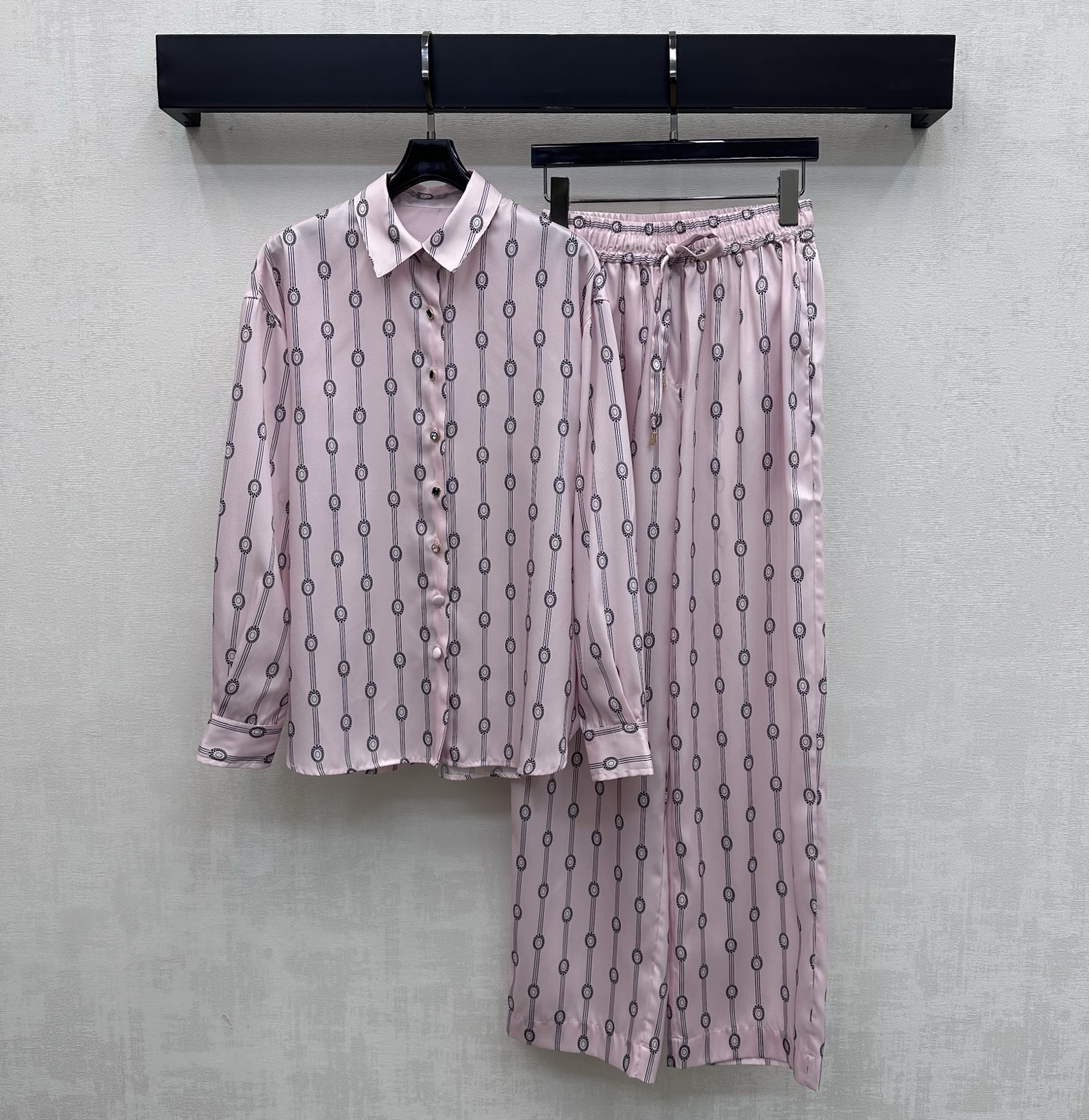 NO:798119,Louis Vuitto*2026 new arrival printed shirt and trousers suit customized with YB imported twill thick material, skin-friendly and comfortable, all-over printed gemstone pattern with colorful gemstone button adjustment design, highlighting the brand tonality, showing a sense of socialite old money, incorporating vertical stripe elements into the design, adding layering to the look, surface accessories development, lapel shirt with straight trousers suit of the same series, complete set of upper body is loose and lazy, suitable for commuting and home wear, high version -,,louis  vuitton,19860909Louis Vuitto*2026新品上架印花衬衣长裤套装定制YB进口斜纹稠材质 亲肤舒适 通体满印宝石印花图案配合彩色宝石纽扣调节设计 彰显品牌调性 呈现名媛老钱感 融入竖条纹元素设计 增添造型层次感 面辅料开发 翻领衬衣搭配同系列直筒长裤套装 成套上身松弛慵懒 通勤家居外穿均适配  高版本-,,louis vuitton,,Women's clothing