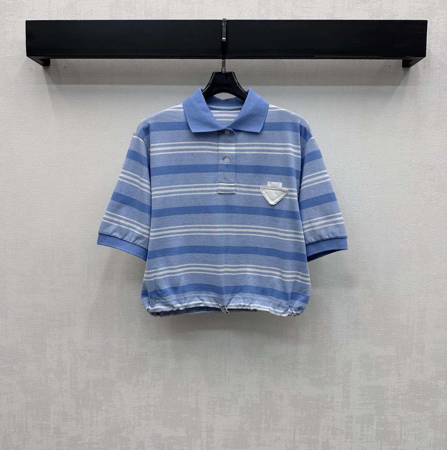 NO:798102,Prad*2026 new arrivals Lapel striped short-sleeved tops customized with YB imported virgin raw cotton material. Delicate texture, breathable and comfortable. Multi-color stripes interspersed throughout the body with rich color details. Collar and cuffs with elastic thread contrasting splicing design. Adjustable with drawstring at the hem to add layering to the look. The chest is decorated with iconic letters and triangular logos to highlight the brand's tone. Surface accessories development. Lapel short-sleeved tops are tailored and can be paired with skirts from the same series. Details of the logo echo up and down.  Suitable for age-reducing fashionable retro style, high version, prada, skirts, T-shirt,19860909Prad*2026新品上架翻领条纹短袖上衣定制YB进口原生朱地全棉材质 细腻肌理透气舒适 通体多色条纹穿插交织丰富色彩细节 搭配领口袖口弹性螺纹撞色拼接设计 配合下摆抽绳调节处理 增添造型层次感 胸口饰以标志性字母与三角徽标点缀装饰 彰显品牌调性 面辅料开发 翻领短袖上衣版型剪裁 可搭配同系列半裙 细节徽标上下呼应 适配减龄时髦复古穿搭风格 高版本,,prada,skirts,T-shirt,,Women's clothing