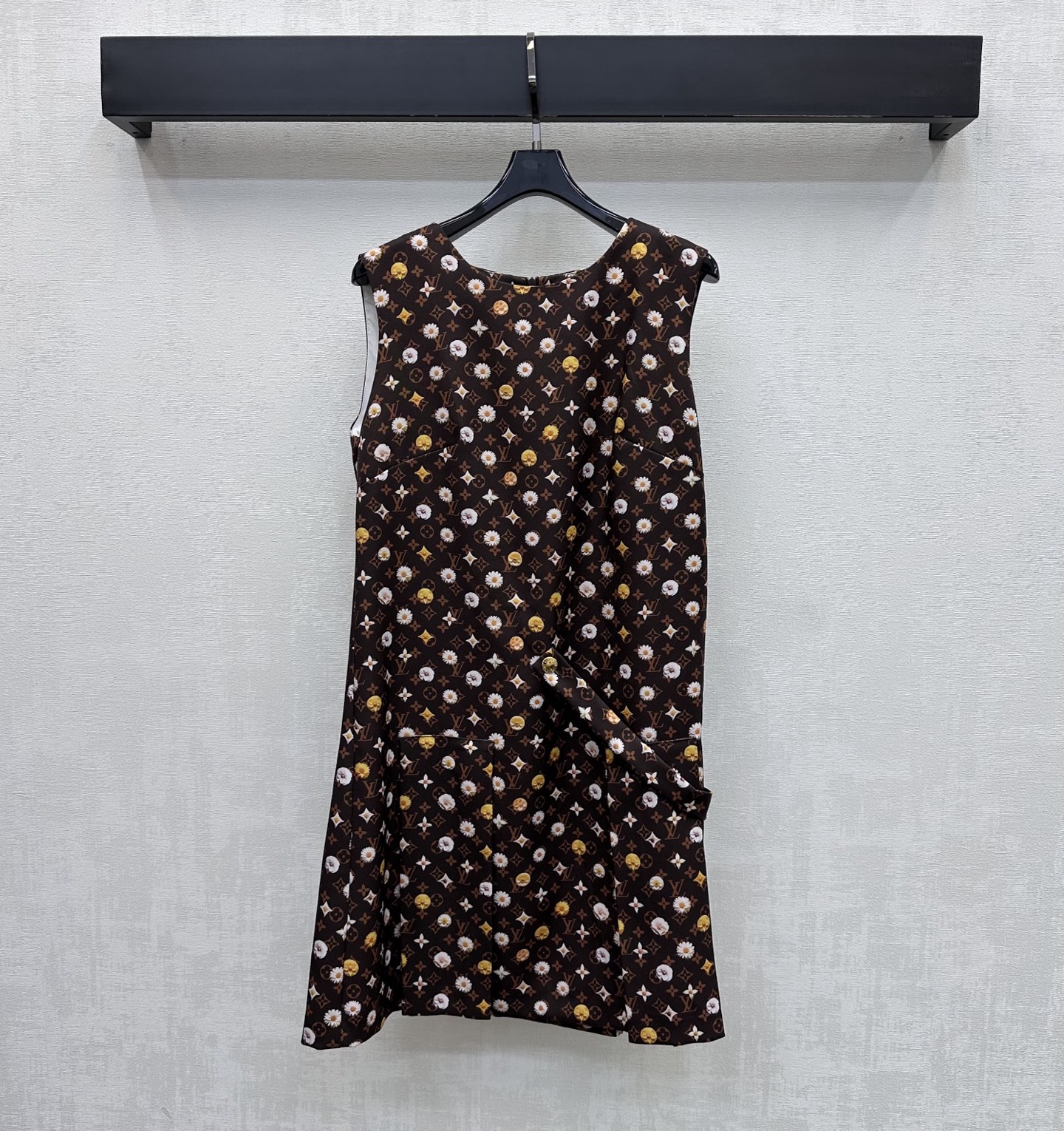 NO:798114,Louis Vuitto*2026 new arrivals printed side-strap tank top made of custom YB imported material Breathable, comfortable and stylish Presenting retro fashion style All-over logo printed four-leaf clover letter chrysanthemum print pattern Highlighting the brand's tone Decorated with one-sided waist and crotch buckle strap adjustment decoration Designed with pleated skirt to add layering to the look Surface accessories development Sleeveless dress tailoring High-end fashion for daily commuting High version, Louis  vuitton,skirts,19860909Louis Vuitto*2026新品上架印花侧带背心裙定制YB进口材质 透气舒适有型 呈现复古时髦风情 通体满铺标志印花四叶草字母菊花印花图案 彰显品牌调性 饰以单侧腰胯扣带调节装饰 配合压褶裙摆裁剪设计 增添造型层次感 面辅料开发 无袖连衣裙剪裁 日常通勤穿搭高级时髦  高版本,,louis vuitton,skirts,,Women's clothing