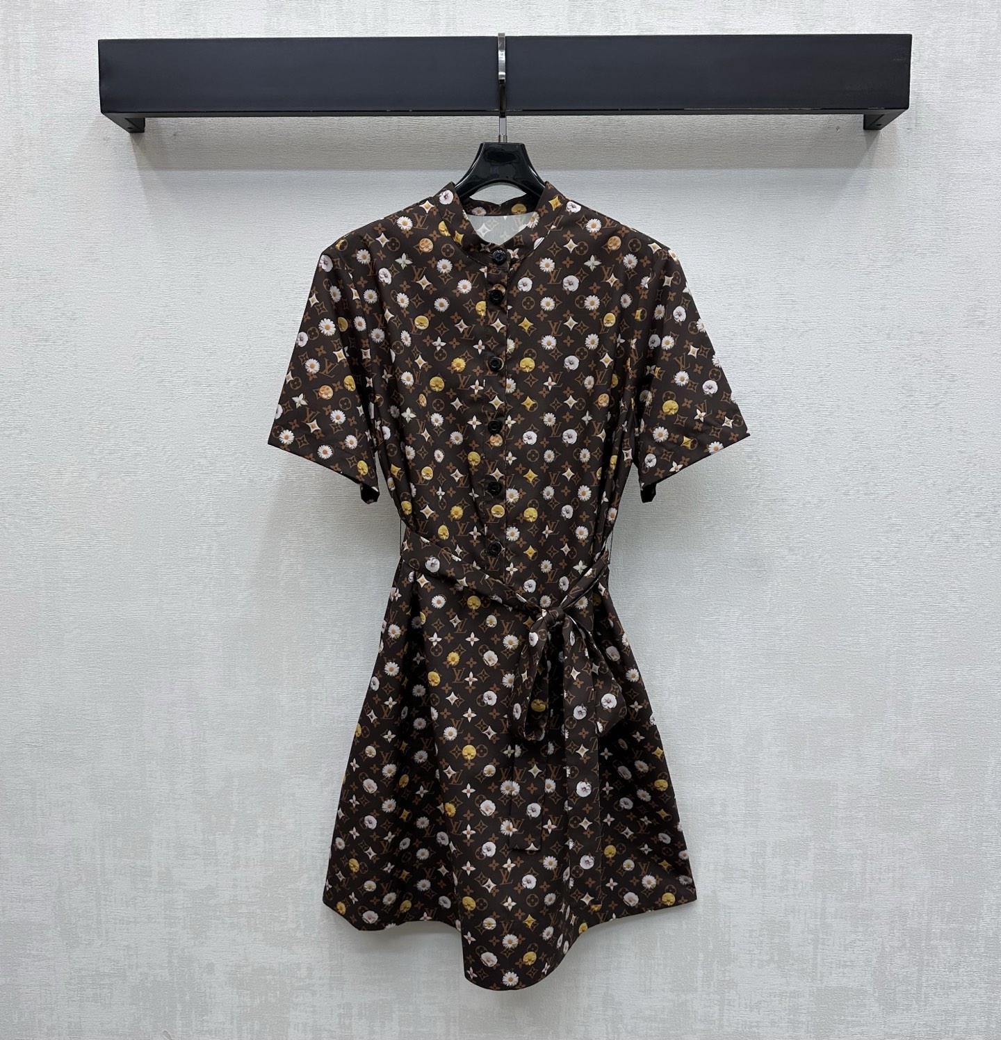 NO:798111,Louis Vuitto*2026 New Arrival Printed Belt Shirt Dress Customized YB Imported Material Breathable, Comfortable and Stylish Presenting a Retro Fashion Style All-over Logo Print Four-leaf Clover Letter Chrysanthemum Print Pattern Highlights the Brand's Tonality Decorated with Half Placket Button Adjustment Designed with the Original Fabric Belt to Outline the Body Adding Layering to the Style Surface Accessories Development Short-Sleeved Dress Tailoring High Fashion for Daily Commuting High Version, Louis Vuitto  vuitton,skirts,T-shirt,19860909Louis Vuitto*2026新品上架印花腰带衬衣裙定制YB进口材质 透气舒适有型 呈现复古时髦风情 通体满铺标志印花四叶草字母菊花印花图案 彰显品牌调性 饰以半开襟纽扣调节 配合本布腰带勾勒身形设计 增添造型层次感 面辅料开发 短袖连衣裙剪裁 日常通勤穿搭高级时髦  高版本,,louis vuitton,skirts,T-shirt,,Women's clothing