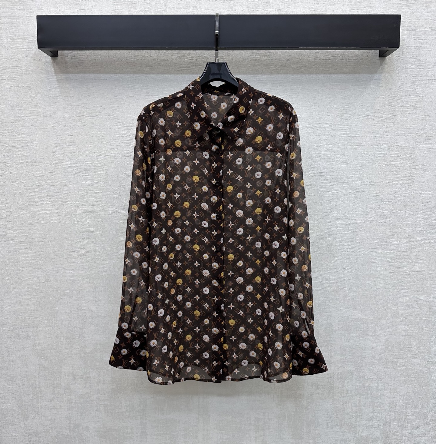 NO:798120,Louis Vuitto*2026 new arrival printed gauze shirt customized with YB imported sheer material Breathable, comfortable and skin-friendly Presenting retro fashion style All-over logo printed four-leaf clover letter chrysanthemum print pattern Highlighting the brand tone Decorated with placket button adjustment design to add layering to the look Surface accessories development Lapel long-sleeved shirt tailoring Can be paired with skirts and trousers of the same series High-end fashion for daily commuting High version, Louis Vuitto  vuitton,skirts,shirts,19860909Louis Vuitto*2026新品上架印花薄纱衬衣定制YB进口透纱材质 透气舒适亲肤 呈现复古时髦风情 通体满铺标志印花四叶草字母菊花印花图案 彰显品牌调性 饰以开襟纽扣调节设计 增添造型层次感 面辅料开发 翻领长袖衬衫剪裁 可搭配同系列裙裤装 日常通勤穿搭高级时髦  高版本,,louis vuitton,skirts,shirts,,Women's clothing