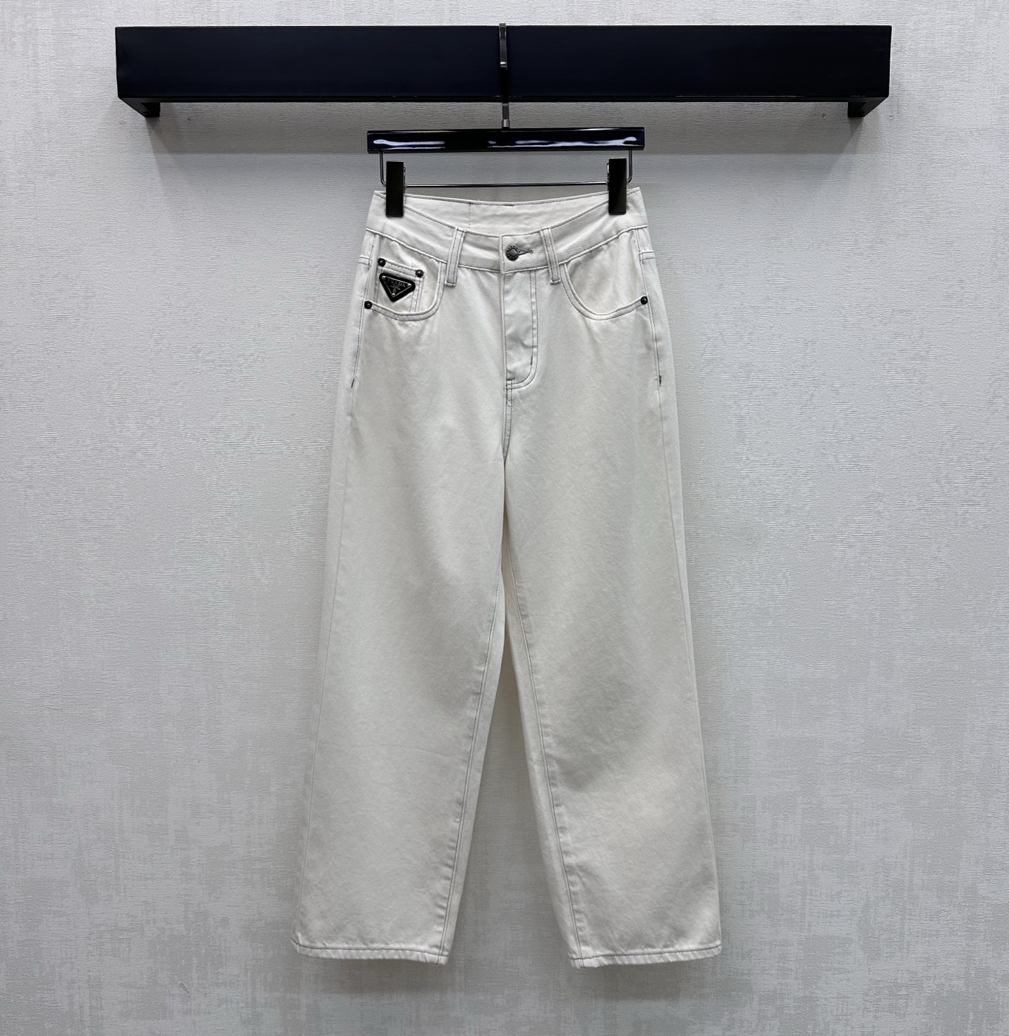 NO:798435,Prad*2026 new product launch logo denim nine-point pants customized YB imported twill cotton denim material. Stiff and stylish. Full-body enzyme washed and evenly dyed. Retro dark blue pure white background with distressed white pleated texture to add layering to the look. One side pocket is embellished with iconic letter logo decoration to echo the details of the engraved letter logo on the back hip. Highlighting the brand tone. Development of surface accessories. High-waisted buttoned wide-leg nine-point pants cut with upper body to modify the leg shape. Casual matching to make the legs relaxed and lazy.  Fashionable high version 2 colors 26-30, prada,19860909Prad*2026新品上架徽标牛仔九分裤定制YB进口斜纹棉牛仔材质 挺括有型 通体酵素水洗均匀染色 复古深蓝纯白底色做旧磨白压褶纹理 增添造型层次感 单侧口袋点缀标志性字母徽标装饰呼应后臀刻印字母皮标细节 彰显品牌调性 面辅料开发 高腰系扣阔腿九分裤剪裁 上身修饰腿型 随意搭配穿搭松弛慵懒 洋气时髦 高版本2色26-30,,prada,,Women's clothing