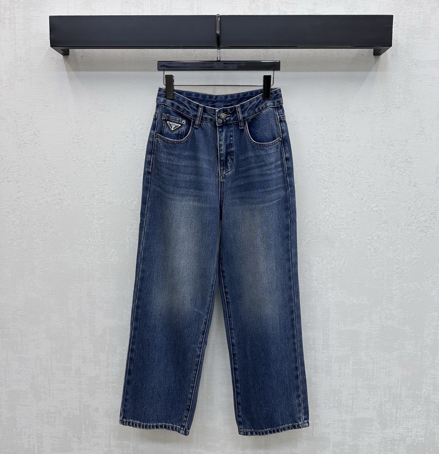 NO:798432,Prad*2026 new product launch logo denim nine-point pants customized YB imported twill cotton denim material. Stiff and stylish. Full-body enzyme washed and evenly dyed. Retro dark blue pure white background with distressed white pleated texture to add layering to the look. One side pocket is embellished with iconic letter logo decoration to echo the details of the engraved letter logo on the back hip. Highlighting the brand tone. Development of surface accessories. High-waisted buttoned wide-leg nine-point pants cut with upper body to modify the leg shape. Casual matching to make the legs relaxed and lazy.  Fashionable high version 2 colors 26-30, prada,19860909Prad*2026新品上架徽标牛仔九分裤定制YB进口斜纹棉牛仔材质 挺括有型 通体酵素水洗均匀染色 复古深蓝纯白底色做旧磨白压褶纹理 增添造型层次感 单侧口袋点缀标志性字母徽标装饰呼应后臀刻印字母皮标细节 彰显品牌调性 面辅料开发 高腰系扣阔腿九分裤剪裁 上身修饰腿型 随意搭配穿搭松弛慵懒 洋气时髦 高版本2色26-30,,prada,,Women's clothing