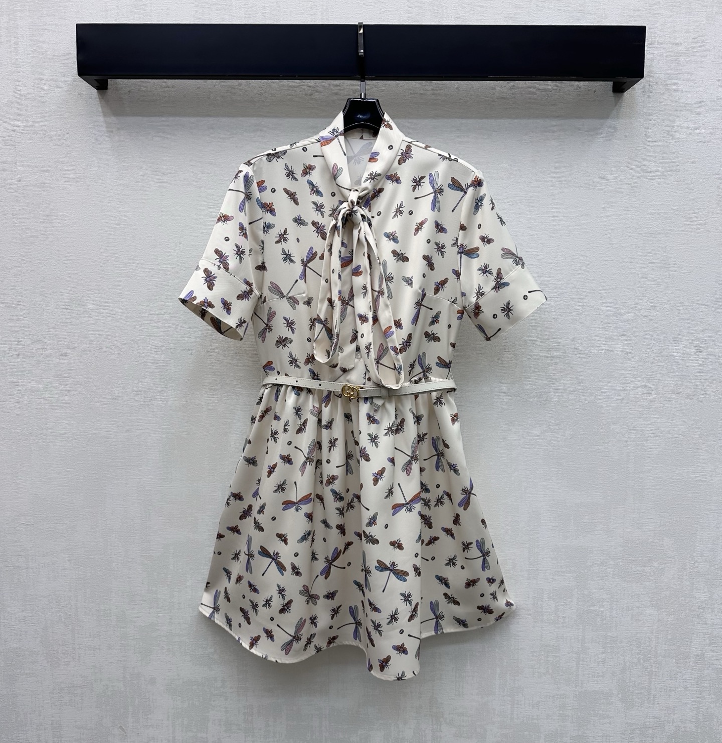 NO:798428,Gucc*2026 New Arrivals Lace-Up Printed Shirt Skirt Customized YB Imported Twill Silk Material Glossy Texture Comfortable and Soft The collar edge is made with streamer bow technology Adjustable with half placket buttons Double G metal buckle belt waist design adds layering to the look Contrast color dragonfly print logo pattern all over the body Rich visual impact Highlights the brand tone Development of surface accessories Short-sleeved dress tailoring Simple wear for daily commuting to create a high-end temperament  High version,,gucci,skirts,T-shirt,19860909Gucc*2026新品上架系带印花衬衣裙定制YB进口斜纹绸材质 质感光泽 舒适柔软 领边沿用飘带蝴蝶结工艺制作 配合半开襟纽扣调节处理双G金属扣皮带收腰设计 增添造型层次感 通体满铺撞色蜻蜓印花徽标图案 丰富视觉冲击力 彰显品牌调性 面辅料开发 短袖连衣裙版型剪裁 日常通勤简约穿搭出高级气质  高版本,,gucci,skirts,T-shirt,,Women's clothing