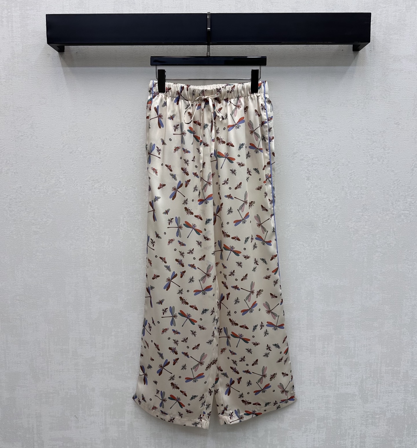 NO:798436,Gucc*2026 new arrival silk printed drawstring trousers, customized YB imported mulberry silk material, glossy texture, comfortable and soft, blue strap splicing design along the outside of the trouser legs, with drawstring elastic adjustment to add layering to the look, contrasting dragonfly print logo pattern all over the body, rich visual impact, highlighting the brand tone, development of surface accessories, high-waisted drawstring straight trousers, can be matched with the same series of shirts, and can be worn as a set for daily commuting to give a high-end temperament  High version-,,gucci,real silk,19860909Gucc*2026新品上架真丝印花抽绳长裤定制YB进口桑蚕丝材质 质感光泽 舒适柔软 裤腿外侧沿用蓝色捆条拼接设计 配合抽绳松紧调节处理 增添造型层次感 通体满铺撞色蜻蜓印花徽标图案 丰富视觉冲击力 彰显品牌调性 面辅料开发 高腰抽绳直筒长裤剪裁 可搭配同系列衬衣 日常通勤成套穿搭出高级气质  高版本-,,gucci,real silk,,Women's clothing