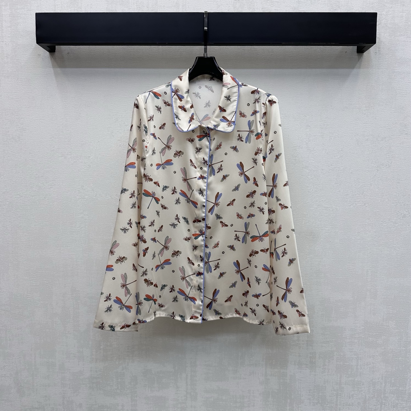 NO:798439,Gucc*2026 new arrival silk printed lapel shirt, customized YB imported mulberry silk material, glossy texture, comfortable and soft, blue strap splicing design on the front of the collar, adjusted with the placket button, adding layering to the look, contrasting dragonfly print logo pattern all over the body, rich visual impact, highlighting the brand tone, development of surface accessories, tailoring of lapel long-sleeved shirt, can be paired with trousers of the same series, and can be worn as a set for daily commuting to create a high-end temperament  High version-,,gucci,shirts,real silk,19860909Gucc*2026新品上架真丝印花翻领衬衣定制YB进口桑蚕丝材质 质感光泽 舒适柔软 领边前襟沿用蓝色捆条拼接设计 配合开襟纽扣调节处理 增添造型层次感 通体满铺撞色蜻蜓印花徽标图案 丰富视觉冲击力 彰显品牌调性 面辅料开发 翻领长袖衬衫剪裁 可搭配同系列长裤 日常通勤成套穿搭出高级气质  高版本-,,gucci,shirts,real silk,,Women's clothing