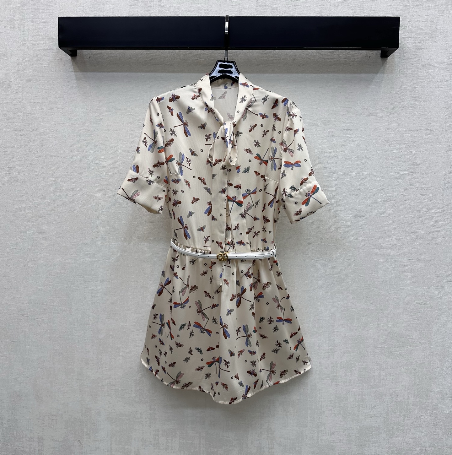 NO:798445,Gucc*2026 new arrival silk printed dress, customized YB imported mulberry silk material, glossy texture, comfortable and soft, made with ribbon and bow craft on the collar, adjusted with half placket buttons, adding layering to the look, contrasting dragonfly print logo pattern all over the body, rich visual impact, highlighting the brand tone, development of surface accessories, short-sleeved shirt dress tailoring, high-end temperament for daily commuting, high version-,,gucci,skirts,T-shirt,real  silk,19860909Gucc*2026新品上架真丝印花连衣裙定制YB进口桑蚕丝材质 质感光泽 舒适柔软 领边飘带蝴蝶结工艺制作 配合半开襟纽扣调节处理 增添造型层次感 通体满铺撞色蜻蜓印花徽标图案 丰富视觉冲击力 彰显品牌调性 面辅料开发 短袖衬衣裙剪裁 日常通勤穿搭出高级气质  高版本-,,gucci,skirts,T-shirt,real silk,,Women's clothing
