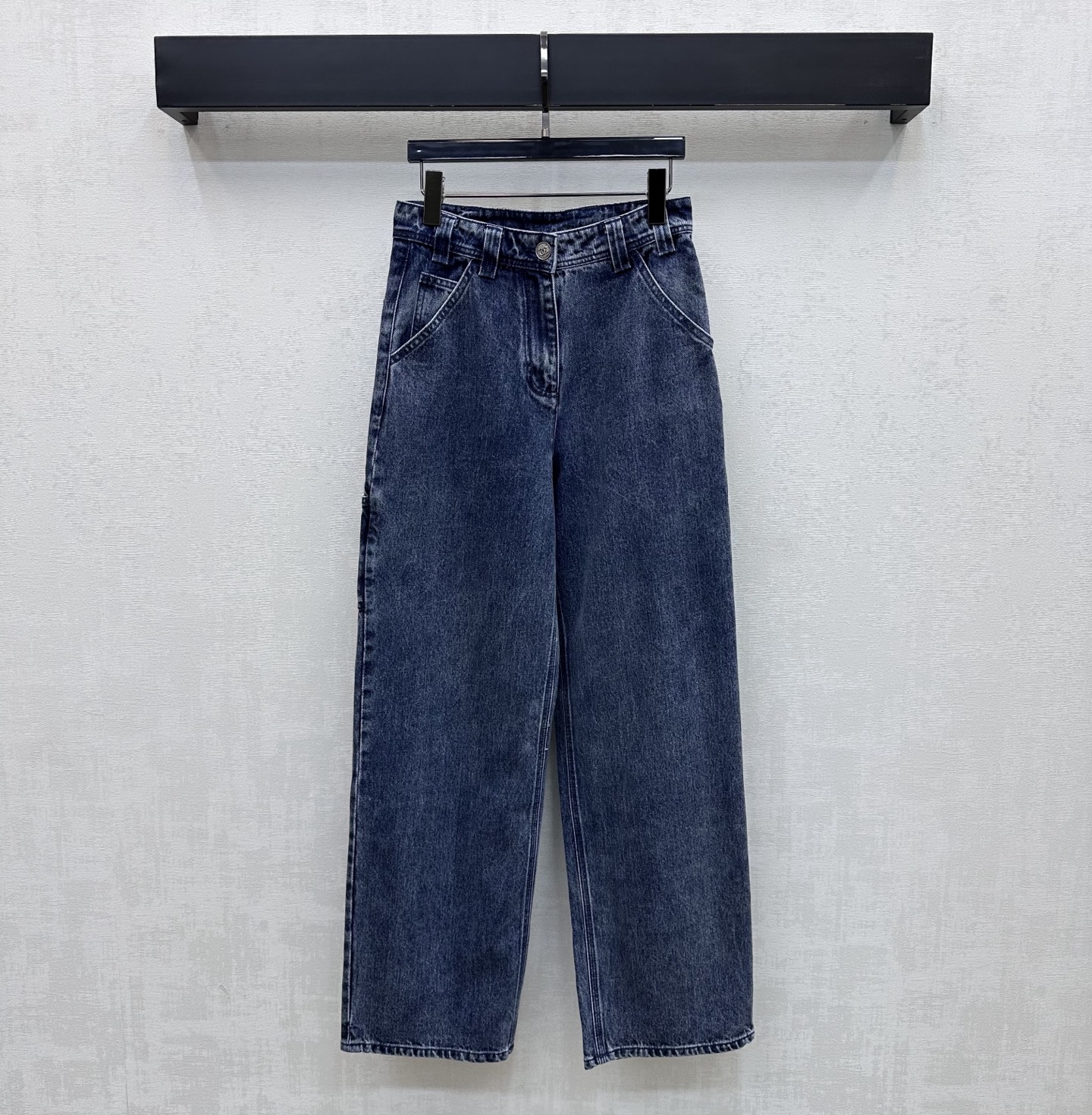 NO:799134,Chane*2026 new product launch logo denim straight trousers customized YB imported twill cotton denim material Multiple washing process presents a crisp and stylish texture Symmetrical pocket design with smooth and neat lines Adds a layered look Iconic metal letter engraved logo button adjustment decoration Echoes the double C cloth label cutting decoration on the pocket side Highlights the brand tone Development of surface accessories High-waist buttoned straight trousers cut Casual matching and high street fashion style High version 2 colors 36 38  40,,chanel,19860909Chane*2026新品上架徽标牛仔直筒长裤定制YB进口斜纹全棉牛仔材质 多重水洗工艺 呈现挺括有型质感 对称口袋设计线条流畅利落 增添造型层次感 标志性金属字母刻印徽标纽扣调节装饰 呼应口袋侧双C布标裁剪装饰 彰显品牌调性 面辅料开发 高腰系扣直筒长裤剪裁 随意搭配穿搭高街时髦风格 高版本2色36 38 40,,chanel,,Women's clothing