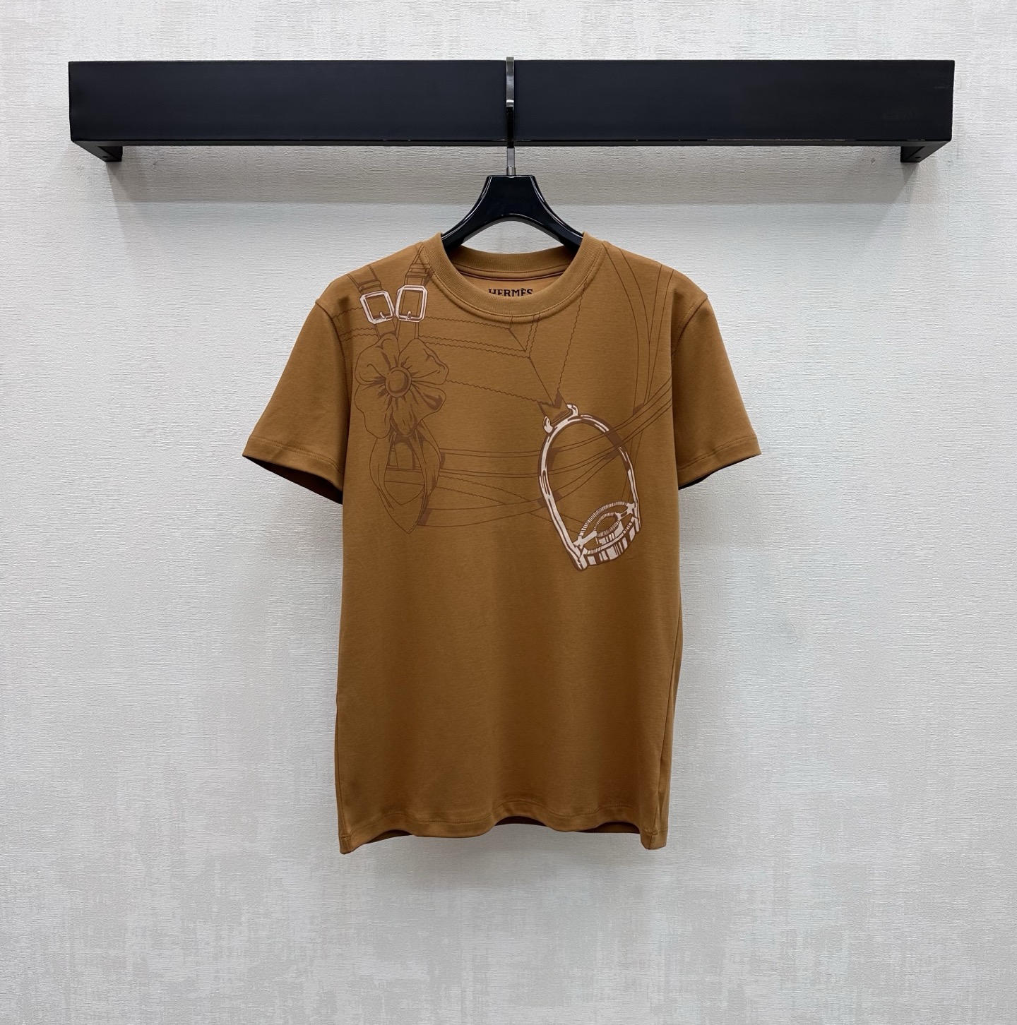 NO:799137,Herme*2026 new products are on the shelves. Round neck printed short-sleeved custom YB imported cotton material. The texture is comfortable and breathable. The collar edge is processed with threaded hemming details to add a sense of layering. The chest is decorated with a horse-bit chain lock printed pattern to highlight the brand tone. Development of surface accessories. Round neck short-sleeved T-shirt tailoring. Casual and relaxed for daily commuting. Stylish when worn alone. High version 2 colors, hermes, T-shirt, tees, t-shirt,19860909Herme*2026新品上架圆领印花短袖定制YB进口全棉材质 质感舒适透气 领边沿用螺纹包边细节处理 增添造型层次感 胸前点缀马衔链条锁扣印花图案装饰 彰显品牌调性 面辅料开发 圆领短袖T恤剪裁 日常通勤搭配休闲松弛 单穿内搭出彩时髦  高版本2色,,hermes,T-shirt,tees，t-shirt,,Women's clothing