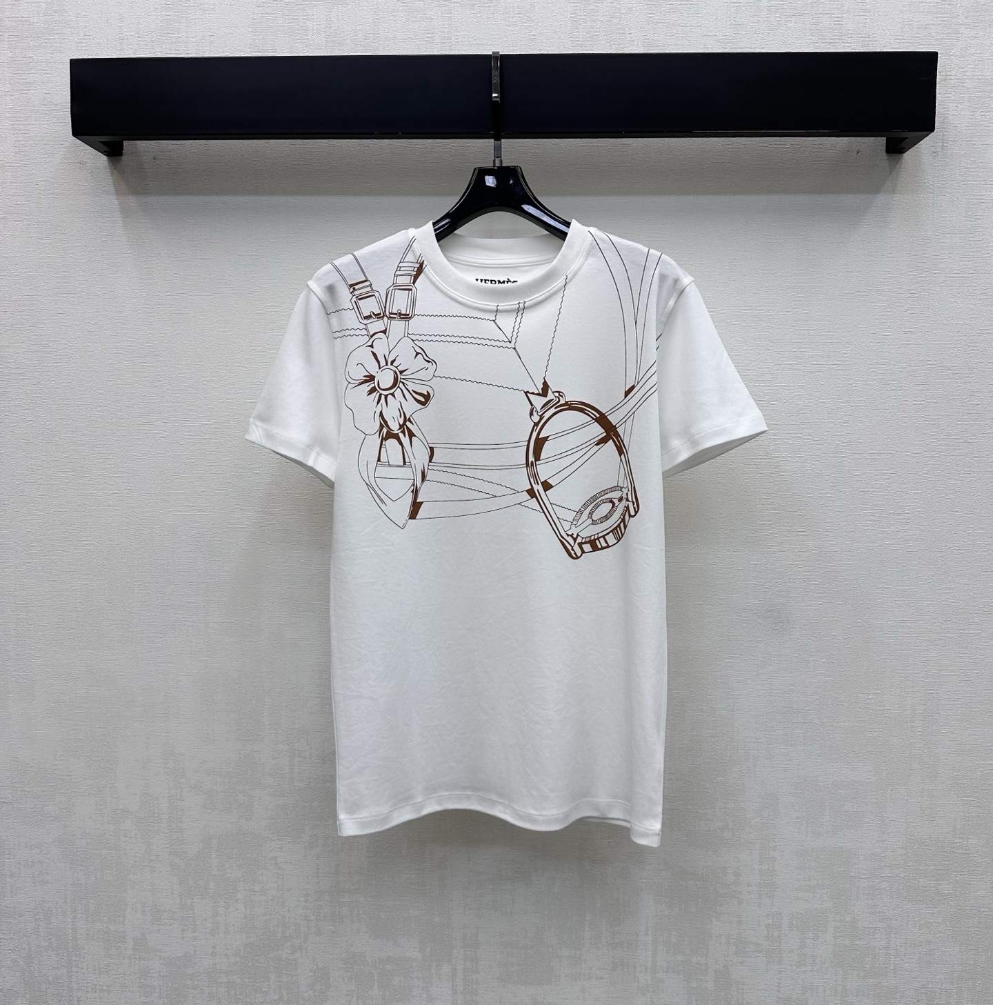NO:799139,Herme*2026 new products are on the shelves. Round neck printed short-sleeved custom YB imported cotton material. The texture is comfortable and breathable. The collar edge is processed with threaded hemming details to add a sense of layering. The chest is decorated with a horse-bit chain lock printed pattern to highlight the brand tone. Development of surface accessories. Round neck short-sleeved T-shirt tailoring. Casual and relaxed for daily commuting. Stylish when worn alone. High version 2 colors, hermes, T-shirt, tees, t-shirt,19860909Herme*2026新品上架圆领印花短袖定制YB进口全棉材质 质感舒适透气 领边沿用螺纹包边细节处理 增添造型层次感 胸前点缀马衔链条锁扣印花图案装饰 彰显品牌调性 面辅料开发 圆领短袖T恤剪裁 日常通勤搭配休闲松弛 单穿内搭出彩时髦  高版本2色,,hermes,T-shirt,tees，t-shirt,,Women's clothing