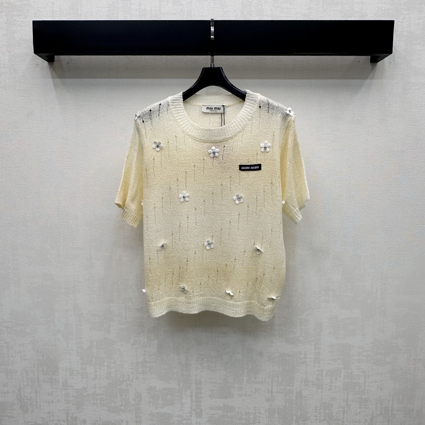 NO:799125,Miumi*2026 new products are on the shelves. Gradient embroidered short-sleeved knitted custom YB imported cotton thread material. High-end texture. Relaxed wear. Hollow texture and gradient color design are used throughout the body to add layering to the look. Iconic letter logo decoration on the chest. It is decorated with three-dimensional diamond-encrusted three-dimensional flowers to highlight the brand tone. Surface accessories development. Round neck short-sleeved top style tailoring. Casual matching for daily commuting. Simple and advanced. High version, miumiu, T-shirt,19860909Miumi*2026新品上架渐变绣花短袖针织定制YB进口棉线材质 质感高级 穿搭松弛 通体沿用镂空肌理配合渐变色设计 增添造型层次感 胸口标志性字母徽标装饰 配合立体镶钻立体花朵点缀 彰显品牌调性 面辅料开发 圆领短袖上衣版型剪裁 日常通勤随意搭配穿搭简约高级  高版本,,miumiu,T-shirt,,Women's clothing