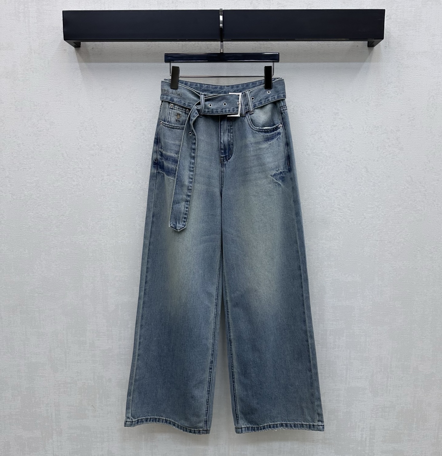 NO:798437,Dio*2026 new product launch belt wide-leg denim trousers customized YB imported twill cotton denim material Breathable, comfortable and stylish This cloth perforated belt is embellished with iconic letter embroidery elements Echoing the pocket CD bee logo Highlighting the brand tone Three-dimensional topstitch cutting design fits the human leg line more closely Adding layering to the look Surface accessories development High-waisted buttoned wide-leg trousers cut To accommodate the figure and show the good proportion of long legs Casually match and wear high-end fashion High version, dior,19860909Dio*2026新品上架腰带阔腿牛仔长裤定制YB进口斜纹棉牛仔材质 透气舒适有型 本布穿孔腰带点缀标志性字母刺绣元素装饰 呼应口袋CD蜜蜂徽标 彰显品牌调性 立体明线裁剪设计更贴合人身腿部线条 增添造型层次感 面辅料开发 高腰系扣阔腿长裤剪裁 包容身材展现长腿好比例 随意搭配穿搭高级时髦 高版本,,dior,,Women's clothing