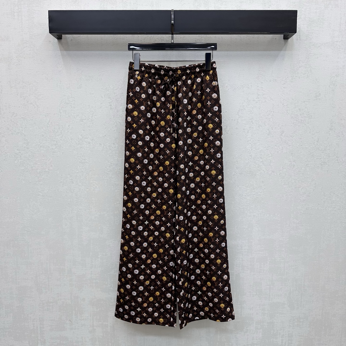 NO:798451,Louis Vuitto*2026 new arrivals, printed drawstring straight trousers, custom-made YB imported material, breathable, comfortable and stylish, showing retro fashion style, all-over logo printing, four-leaf clover letters, chrysanthemum print pattern, highlighting the brand's tone, decorated with elastic drawstring adjustment design, adding layering to the look, surface accessories development, high-waisted straight trousers cut, can be matched with the same series of shirts, daily commuting complete set, high-end fashion, high version, Louis Vuitton,19860909Louis Vuitto*2026新品上架印花抽绳直筒长裤定制YB进口材质 透气舒适有型 呈现复古时髦风情 通体满铺标志印花四叶草字母菊花印花图案 彰显品牌调性 饰以弹力抽绳调节设计 增添造型层次感 面辅料开发 高腰直筒长裤剪裁 可搭配同系列衬衣 日常通勤成套穿搭高级时髦  高版本,,louis vuitton,,Women's clothing